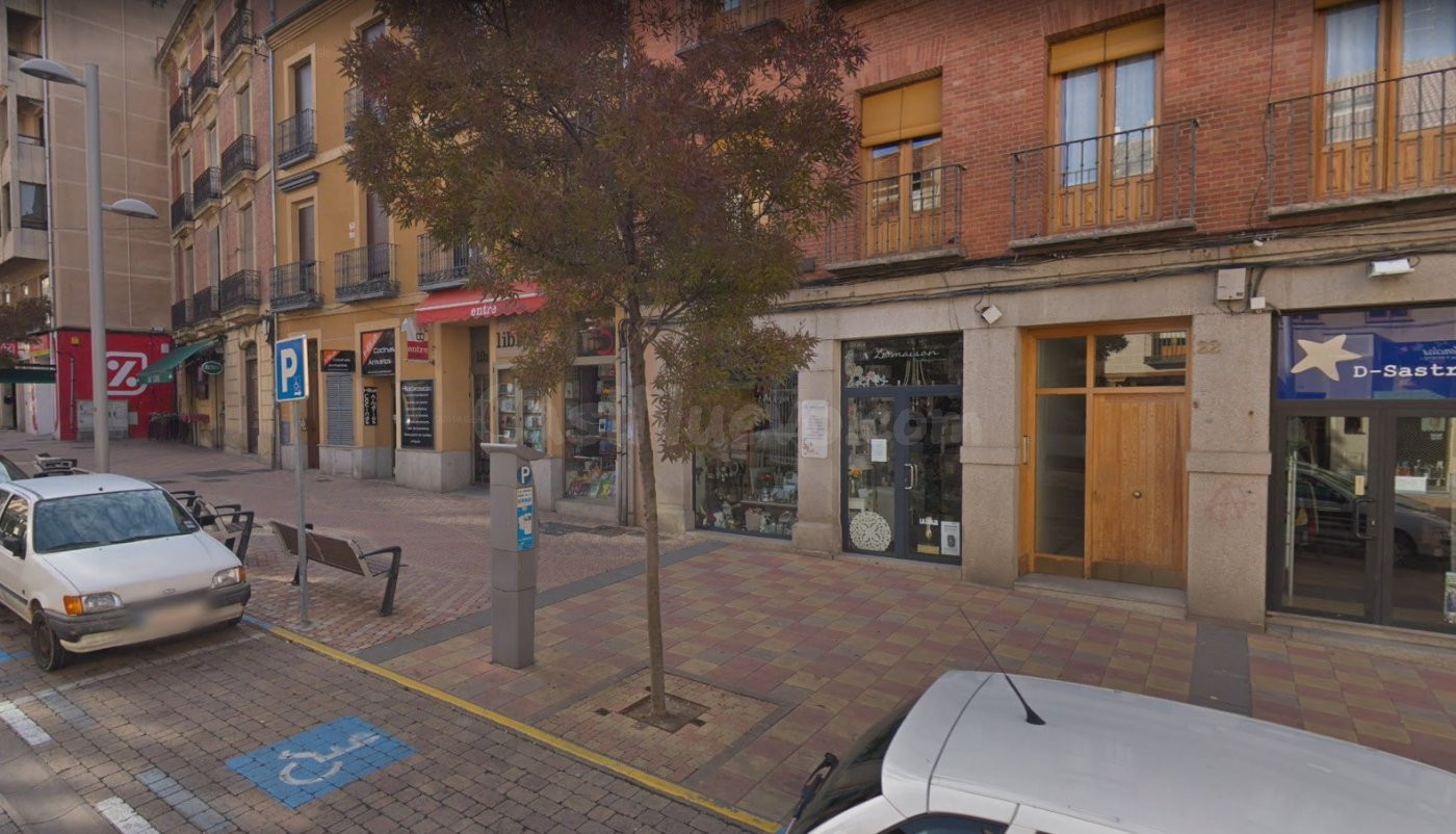 ALQUILER DE LOCAL EN ZONA COMERCIAL CON MUCHO PÚBLICO. - foto 4