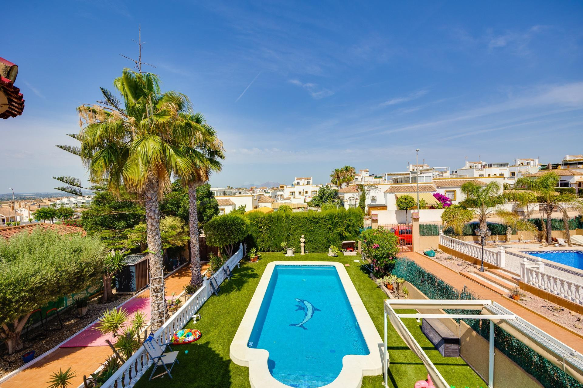 ESTUPENDO CHALET CON PISCINA EN LA MARINA - foto 3