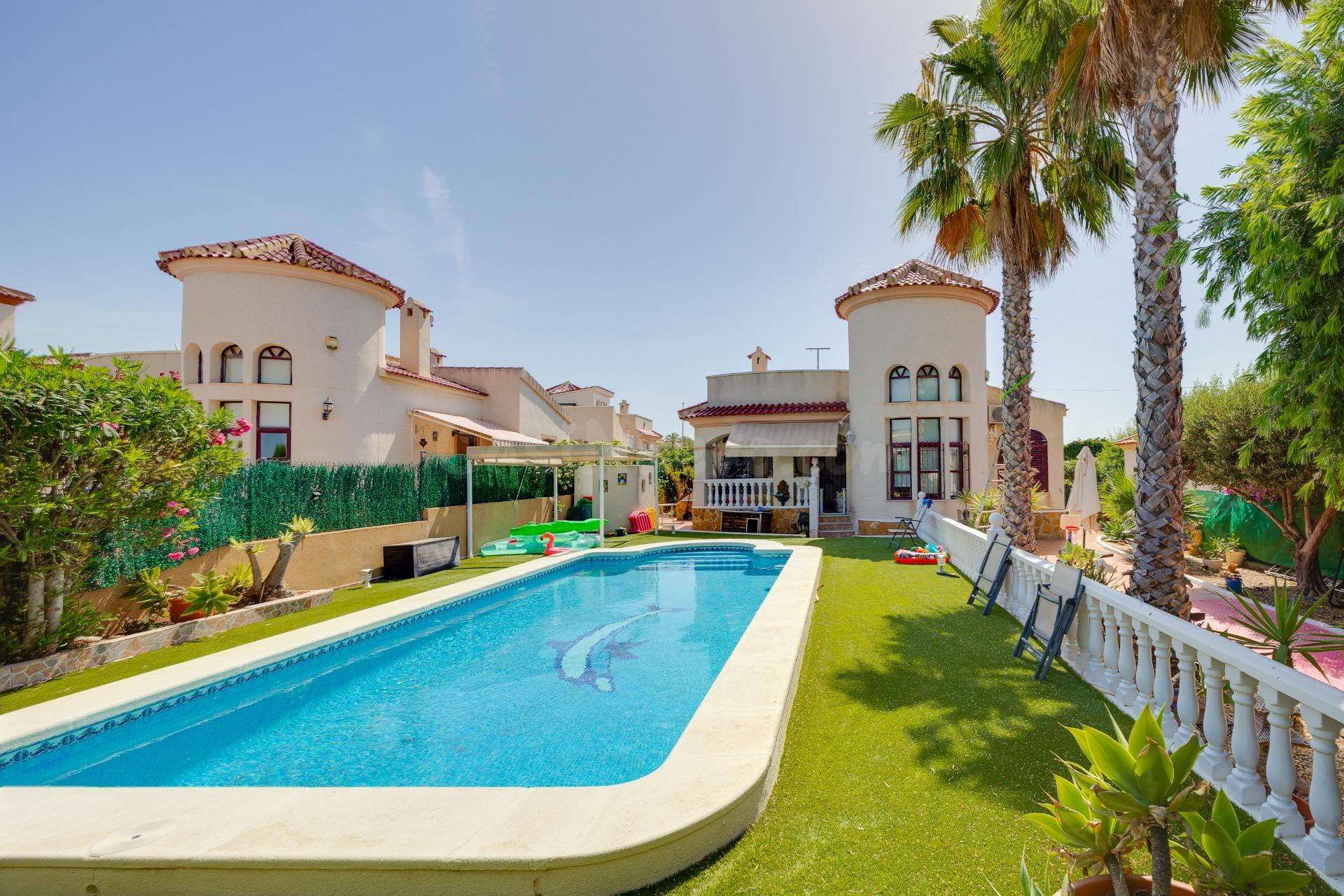 ESTUPENDO CHALET CON PISCINA EN LA MARINA - foto 5