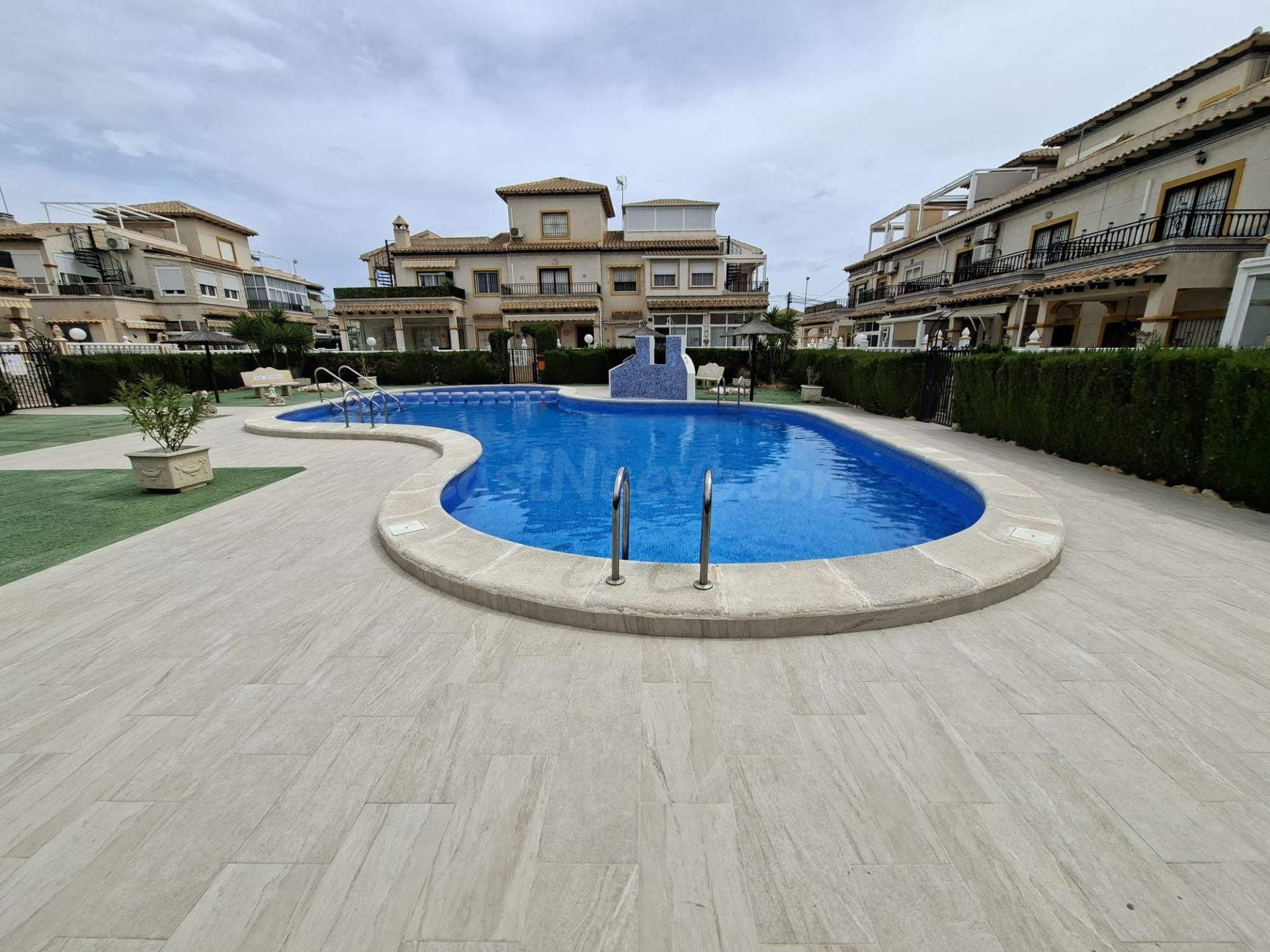Bungalow alto con jardín privado y piscina comunitaria en La Zenia – Orihuela Costa - foto 3