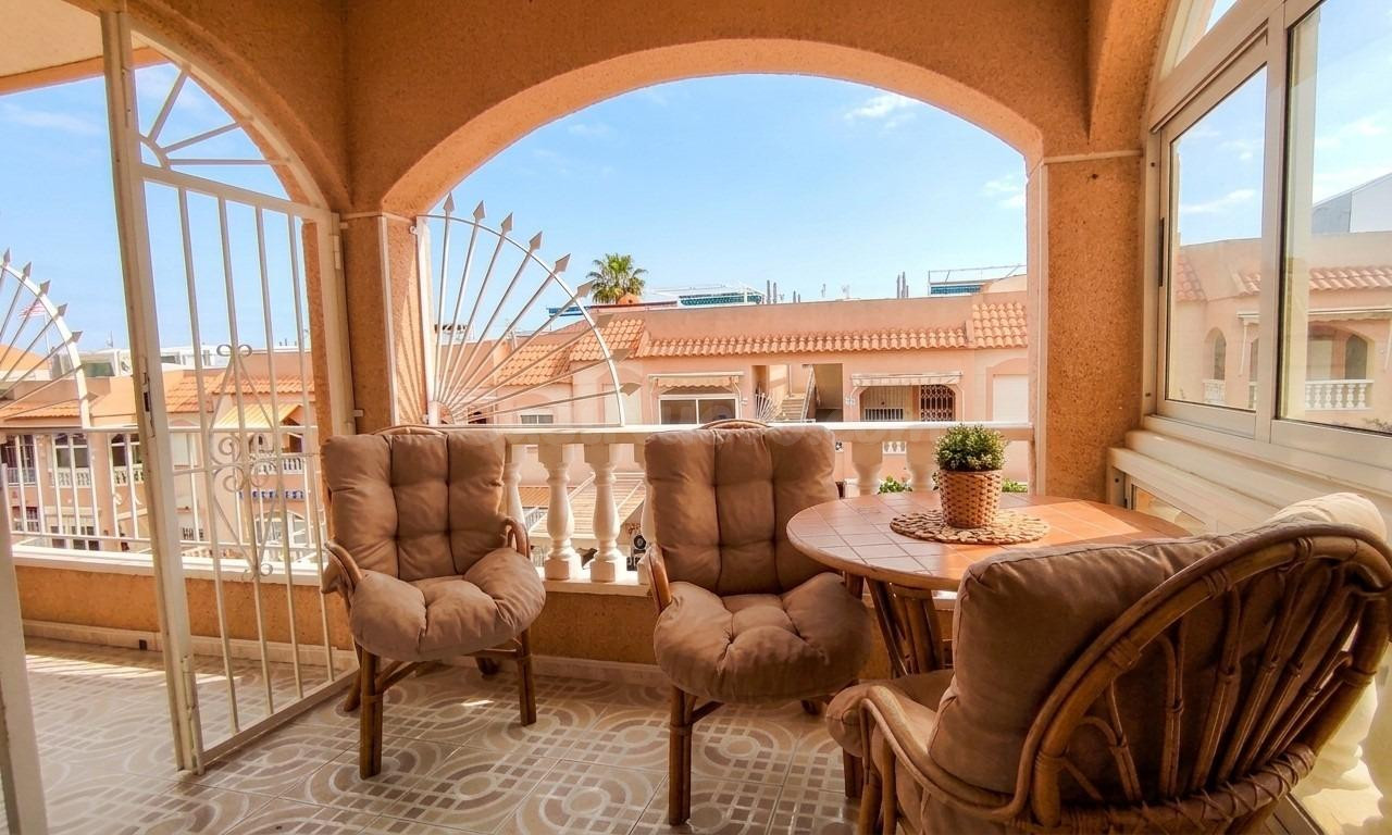Encantador bungalow en planta alta con solárium privado en Los Balcones – Torrevieja
