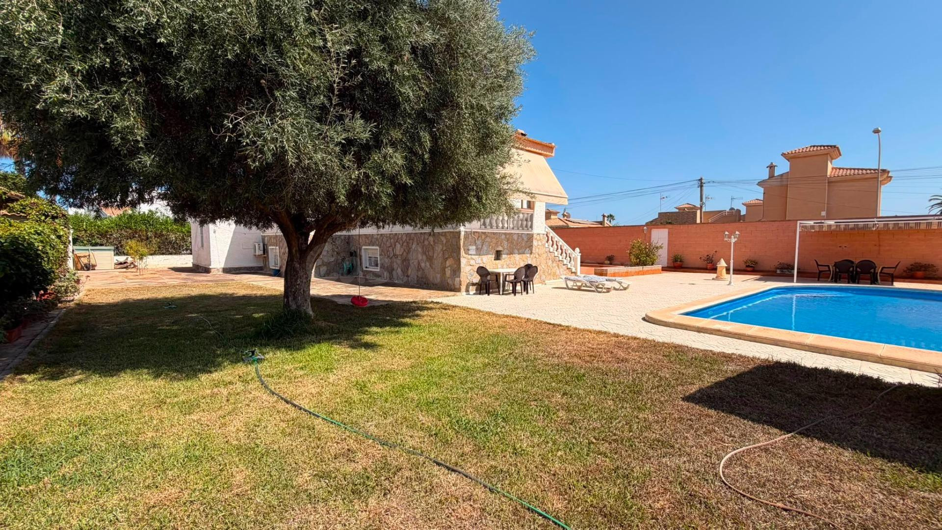 CHALET EN LA SIESTA CON GRAN PARCELA Y PISCINA PRIVADA - foto 4