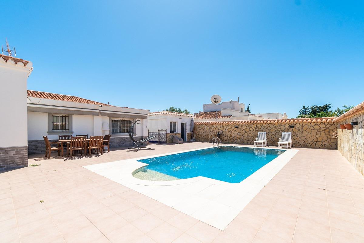 PRECIOSO CHALET CON PISCINA PRIVADA, JARDÍN Y UNA UBICACIÓN PERFECTA