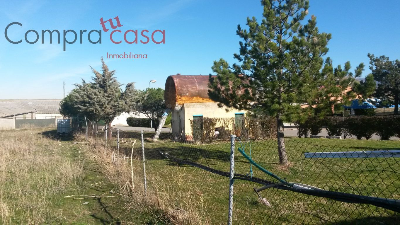 VENTA.-.FINCA CON construcciones.-.PALAZUELOS
