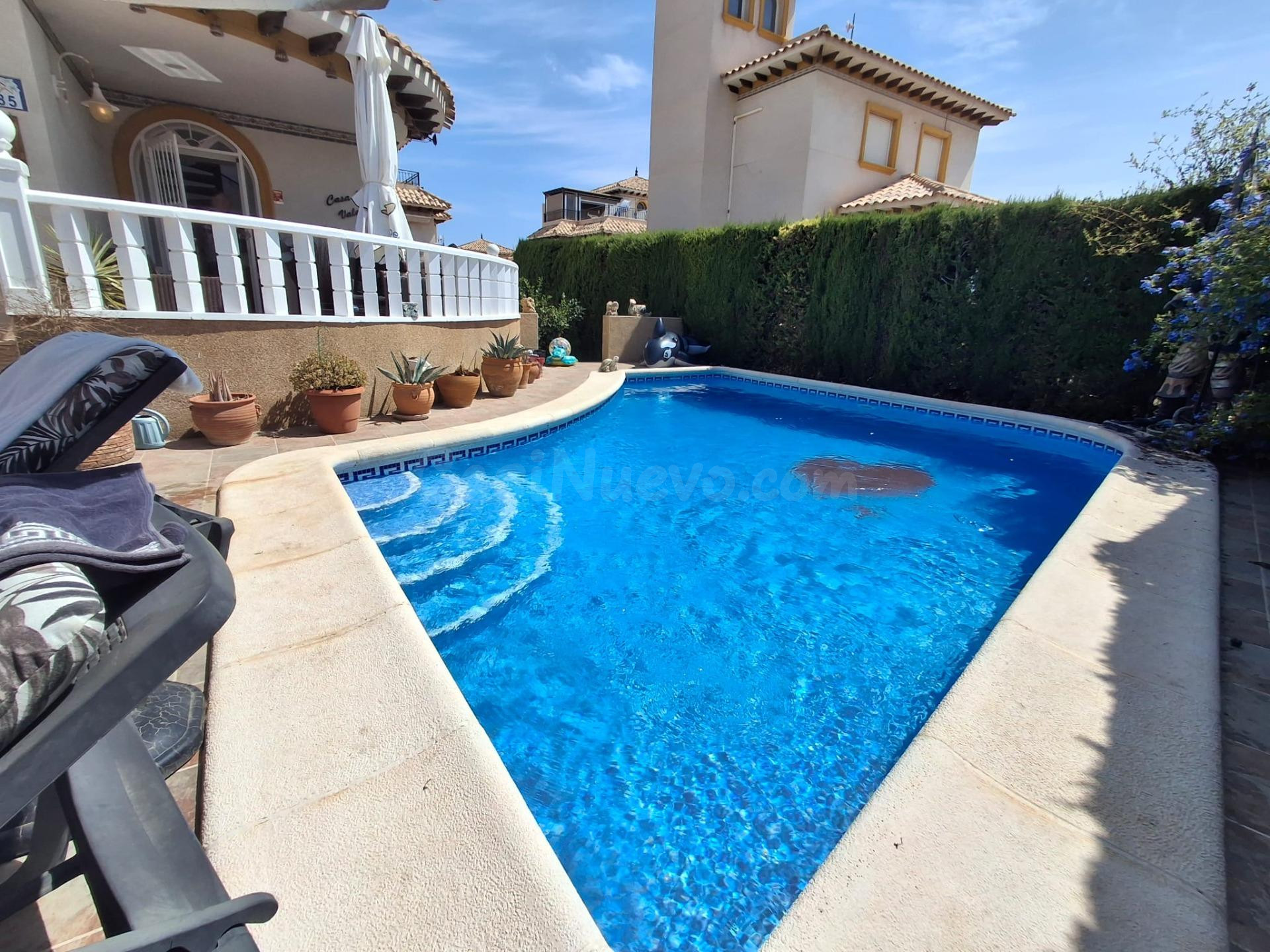 CHALET CON JARDÍN GRANDE, SÓTANO Y PISCINA PRIVADO!