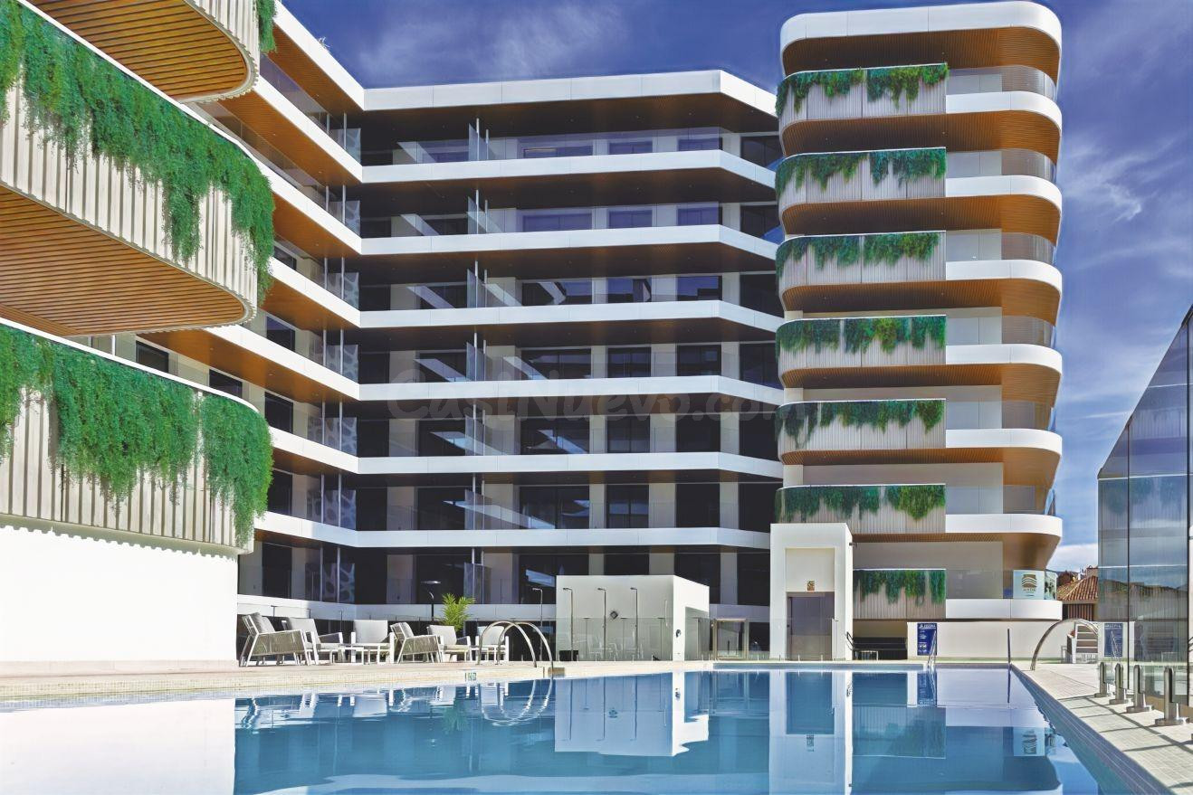 se vende apartamentos y aticos de lujos 100 metros de la pla