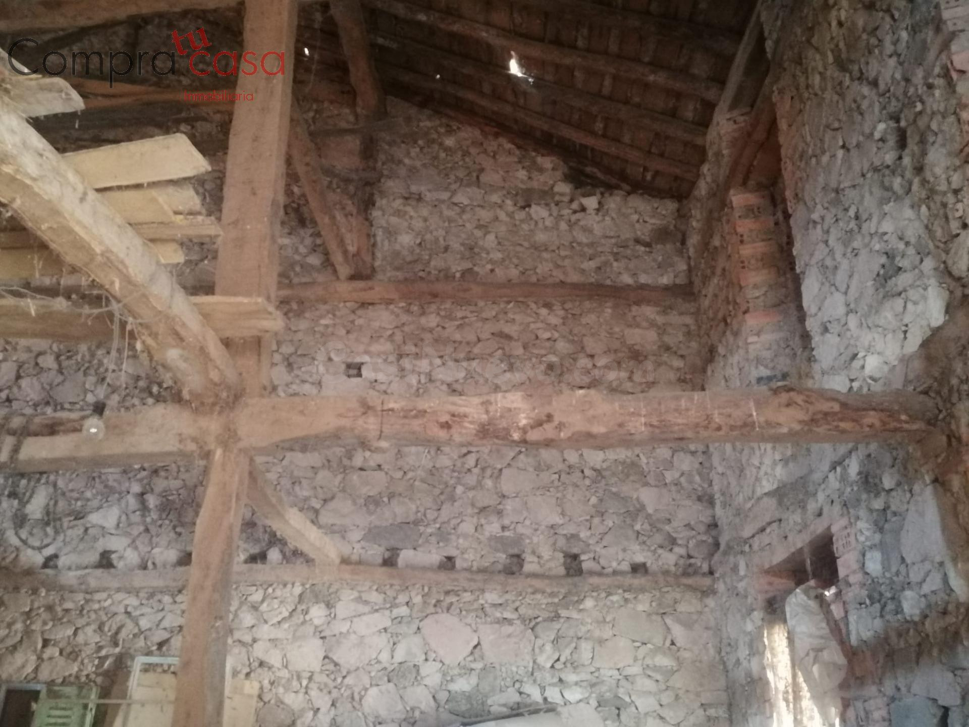 VENTA.-.CASA DE PUEBLO CON JARDIN.-.PARA REFORMAR