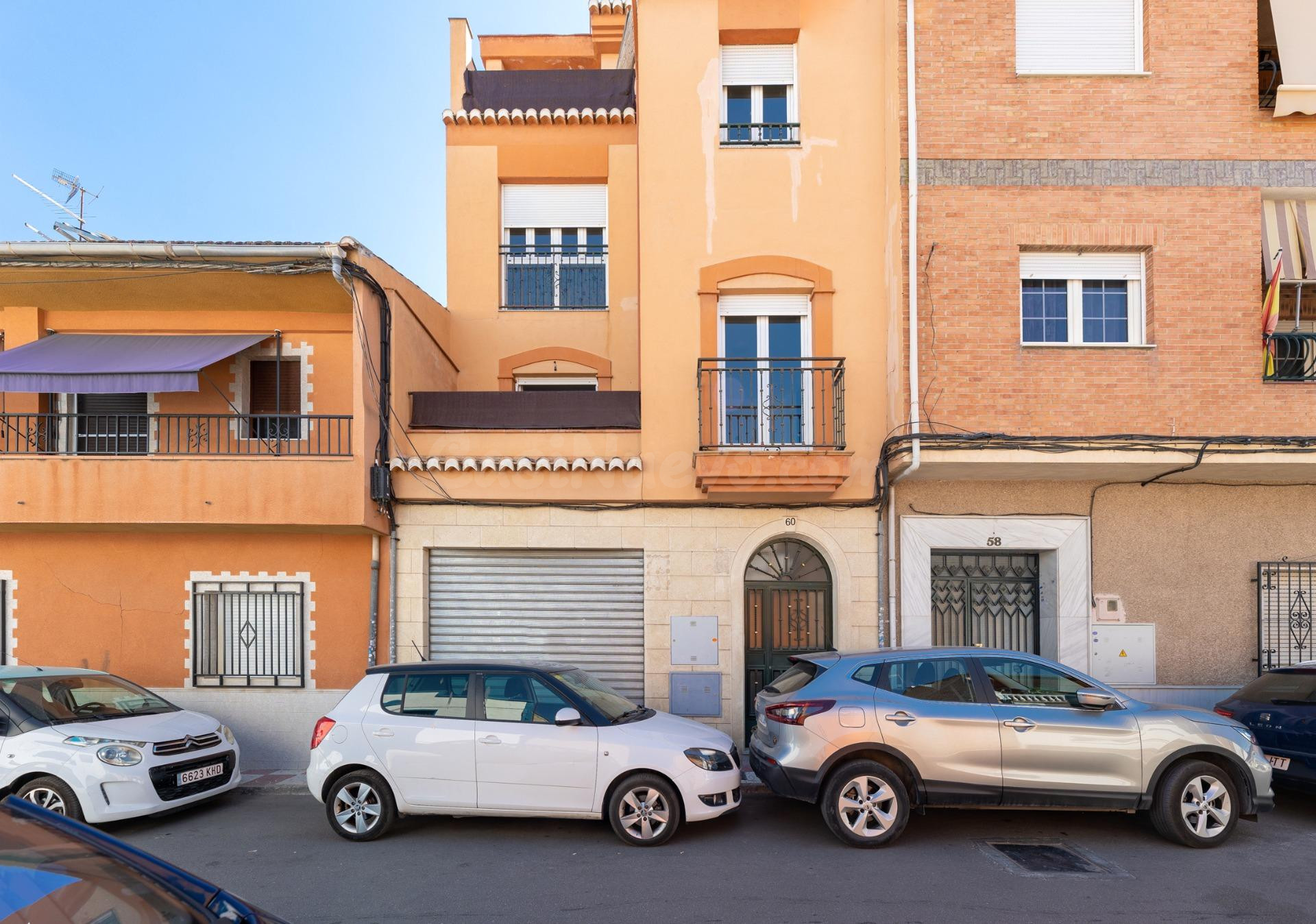 CASA ADOSADA CON GRANDES POSIBILIDADES EN EL CENTRO DE ARMIL - foto 2