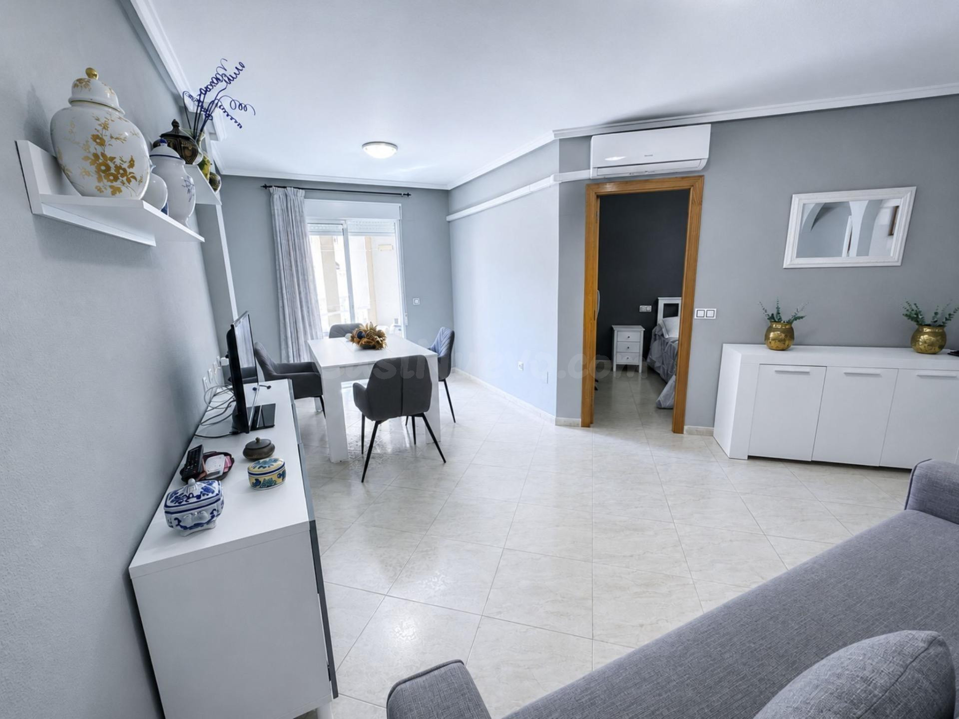 APARTAMENTO TODO EXTERIOR, CON PISCINA, TERRAZA Y PATIO EN TORREVIEJA