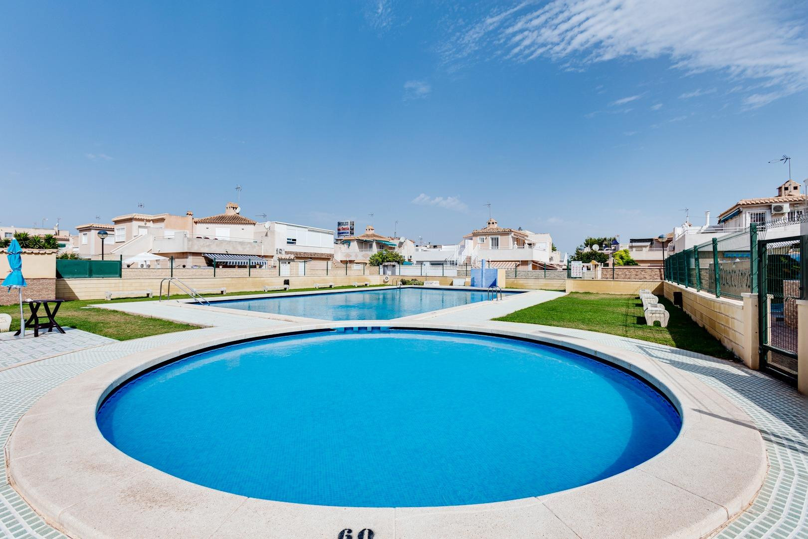ADOSADO ESQUINA CON SOLÁRIUM, JARDÍN, PISCINA Y VISTAS DESPE - foto 2