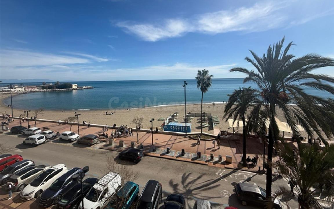 se vende apartamento 1 linea de playa en el centro de fuengi