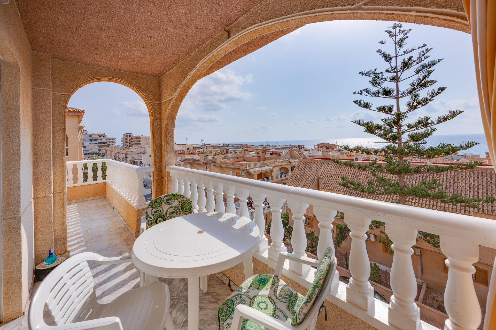 ÁTICO CON VISTAS DESPEJADAS AL MAR Y PISCINA COMUNITARIA - foto 3