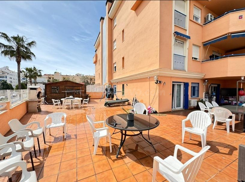 se vende piso en las lagunas con impresiontante terraza