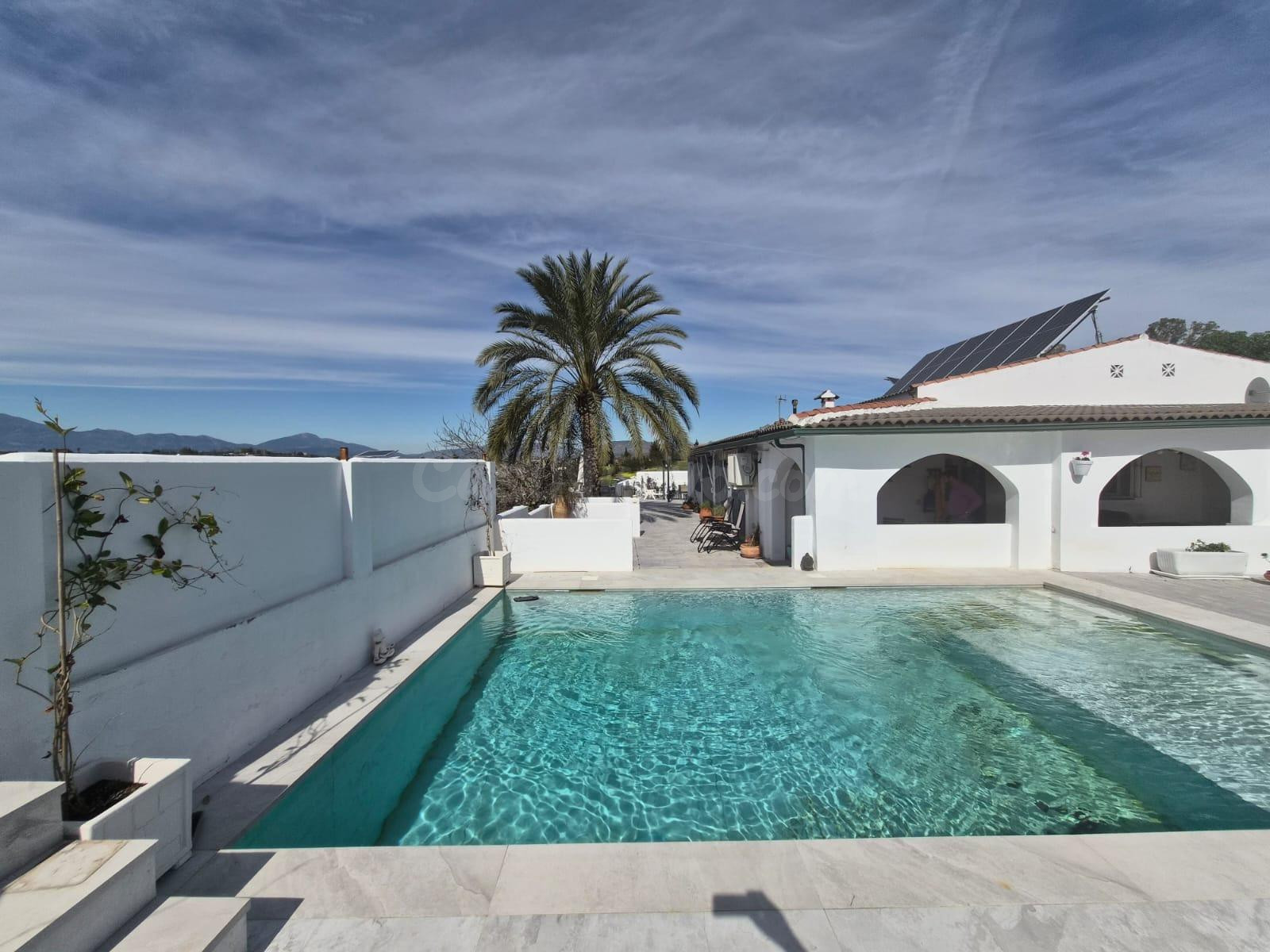 se vende magnifica Finca con casa independiente en Cartama