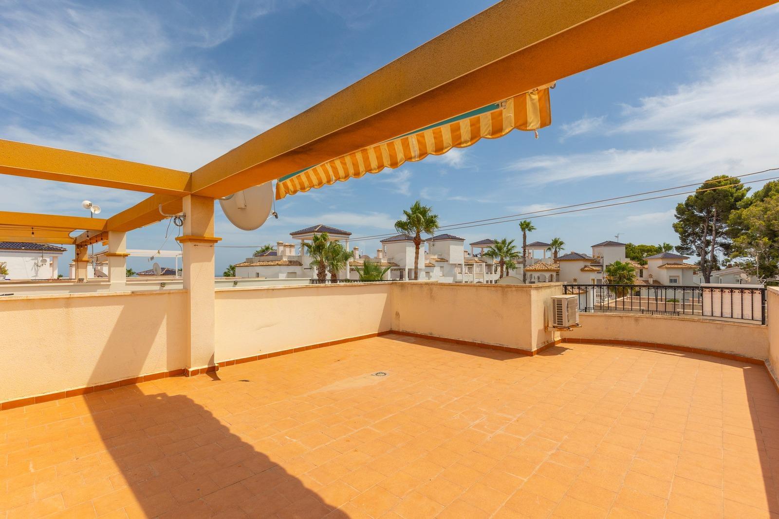 ÁTICO EN VILLAMARTÍN CON SOLÁRIUM, TERRAZA Y PISCINA COMUNIT