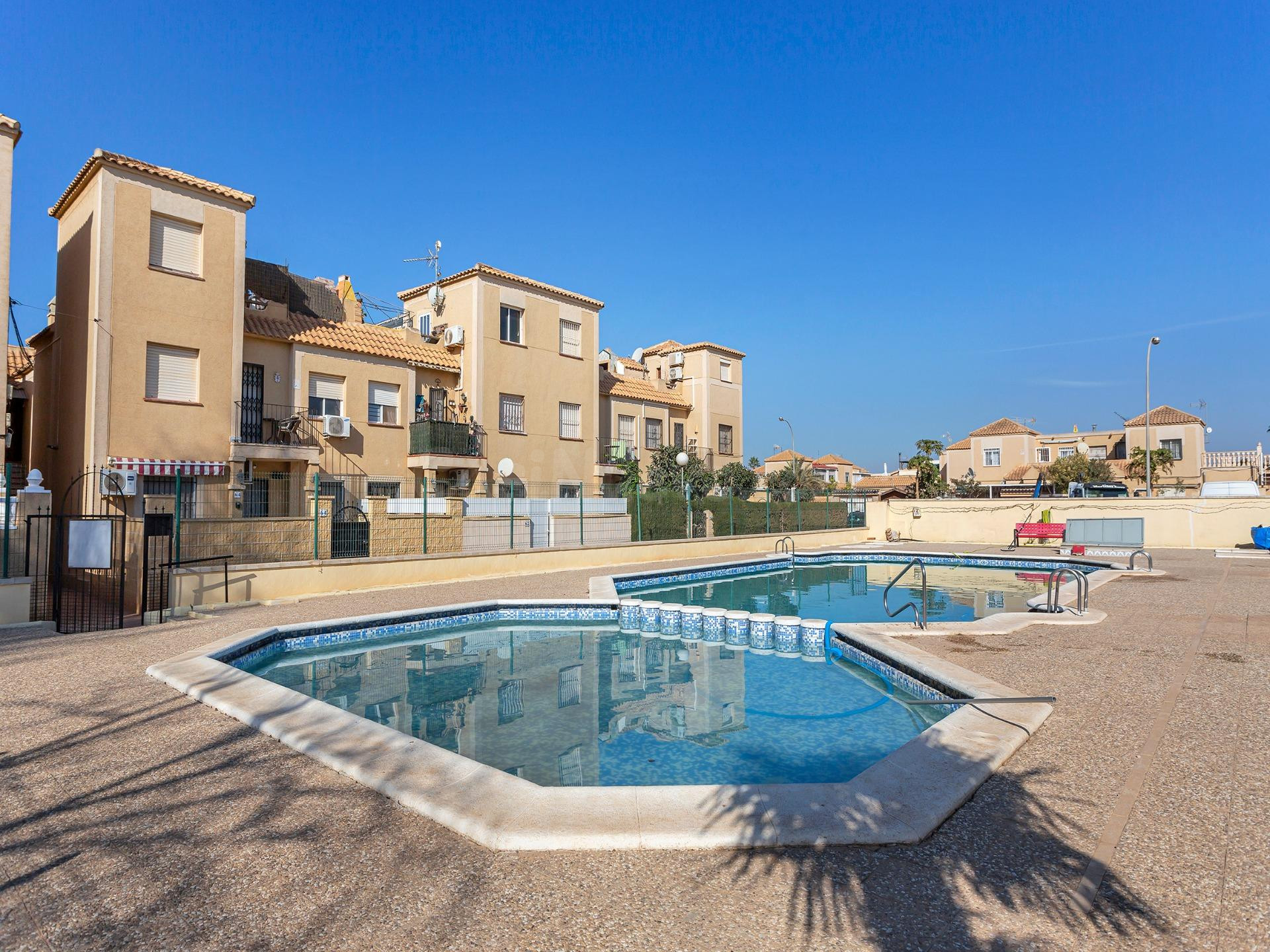 BUNGALOW PLANTA ALTA CON SOLÁRIUM, TERRAZA Y PISCINA JUNTO A CC.HABANERAS/ CARREFOUR