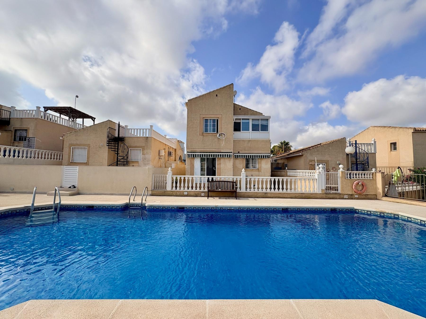 CASA EN LOS BALCONES CON PISCINA COMUNITARIA Y EXCELENTE UBICACIÓN