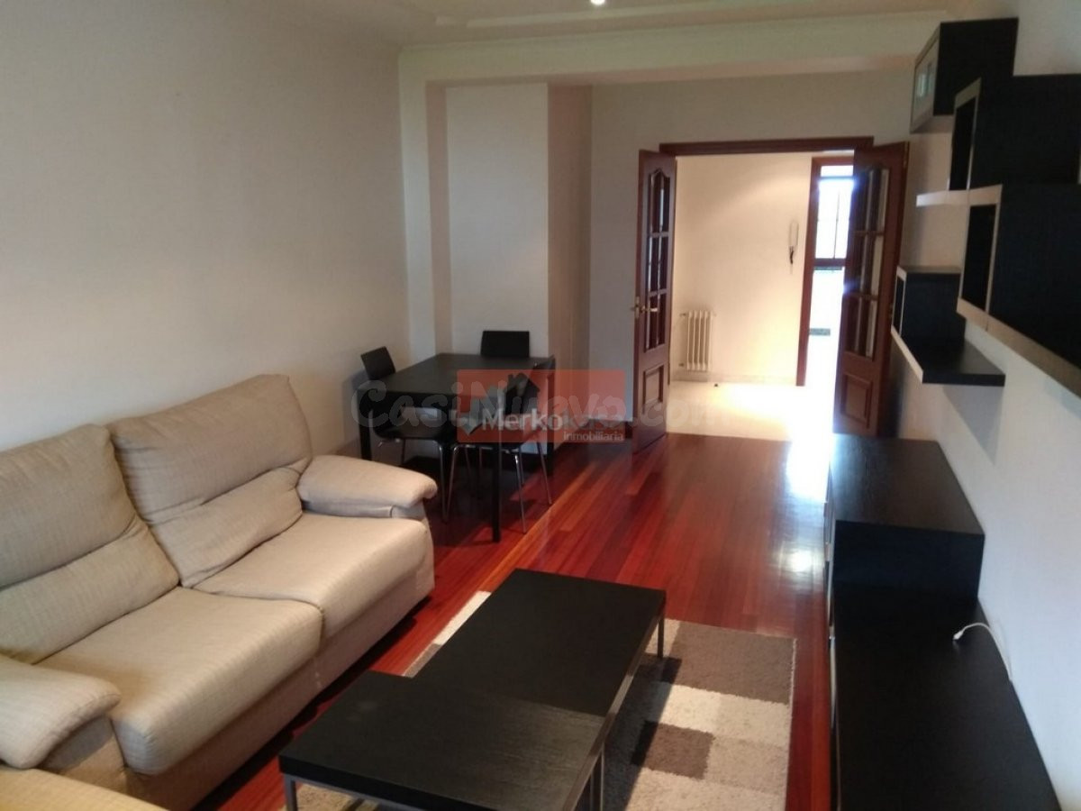 SE ALQUILA COQUETO APARTAMENTO EN CAMPOS NOVOS - foto 2