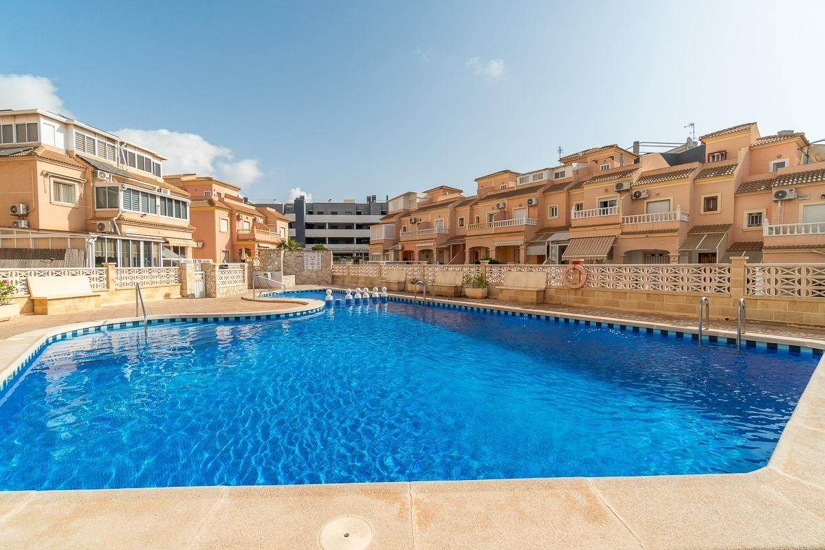 ADOSADO EN PLAYA FLAMENCA CON PISCINA  Y PARKING