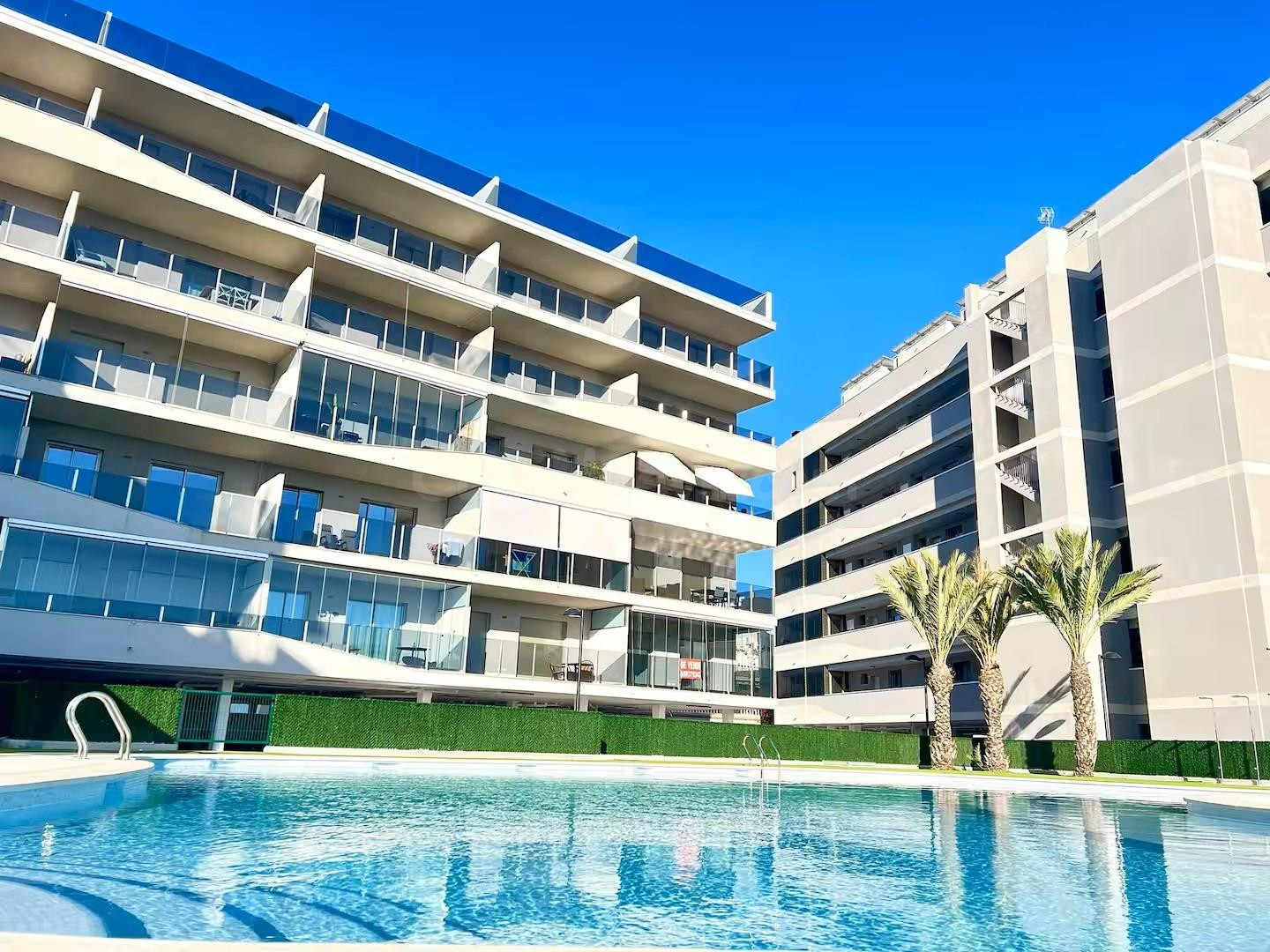 APARTAMENTO CON VISTAS DESPEJADA EN SANTA POLA A 100M DEL MAR