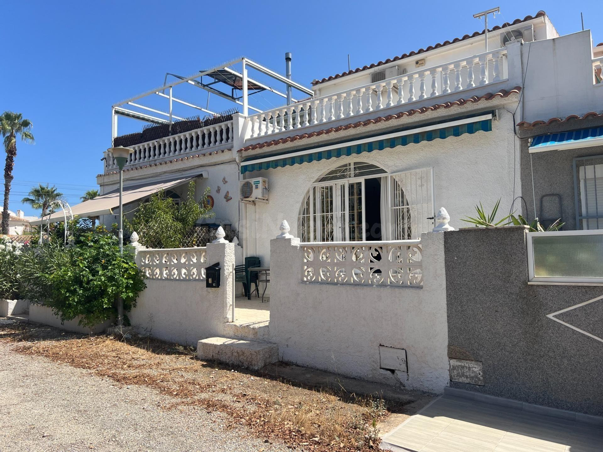 ADOSADO EN SAN LUÍS CON TRES DORMITORIO, TERRAZA Y JARDÍN
