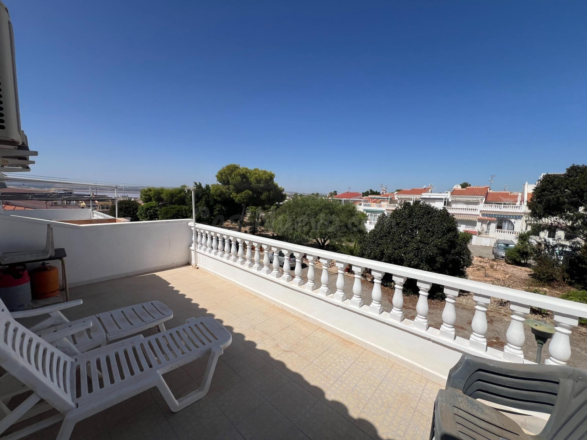 ADOSADO EN SAN LUÍS CON TRES DORMITORIO, TERRAZA Y JARDÍN - foto 2