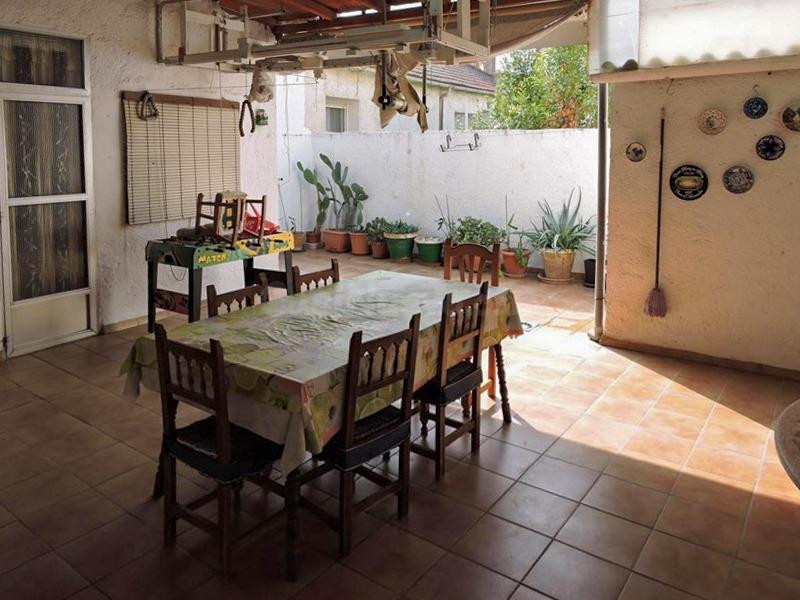 Casa independiente en esquina con local comercial y negocio en Churriana de la Vega