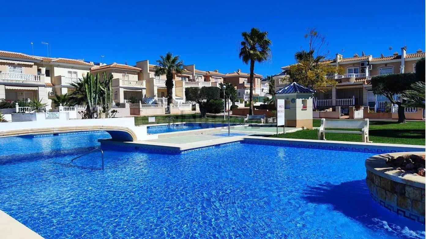 CASA EN CIUDAD QUESADA CON PISCINA Y LISTA PARA VIVIR