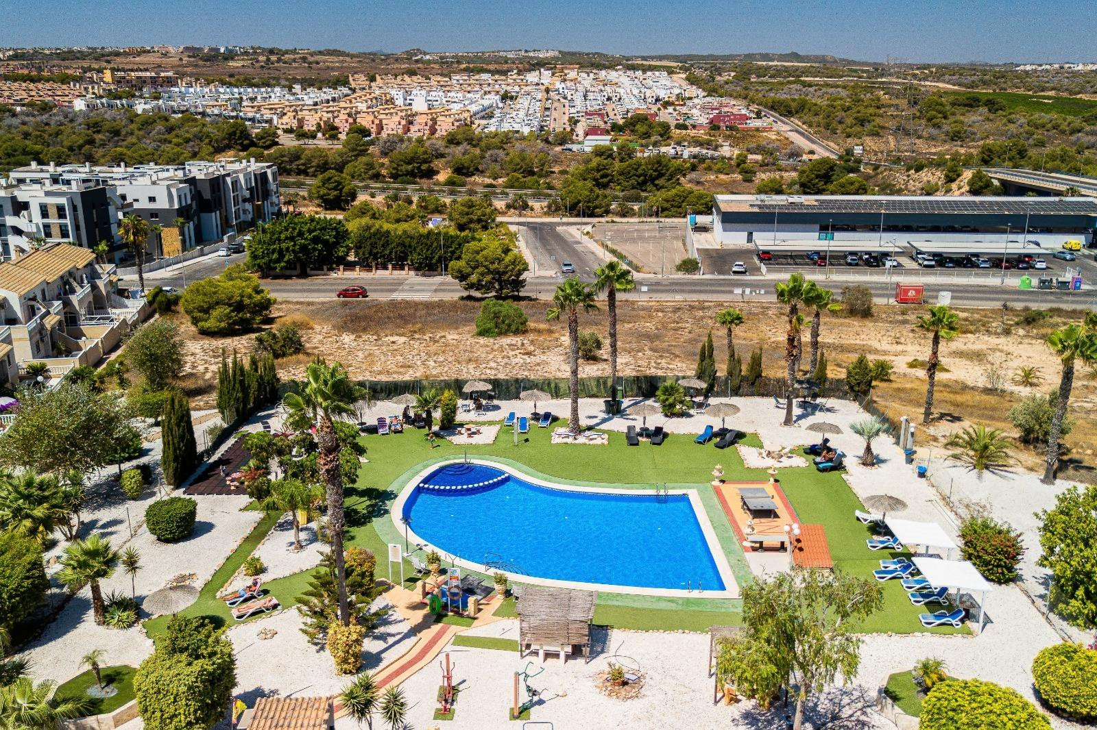 CASA ADOSADA EN LAGO SOL – ORIHUELA COSTA