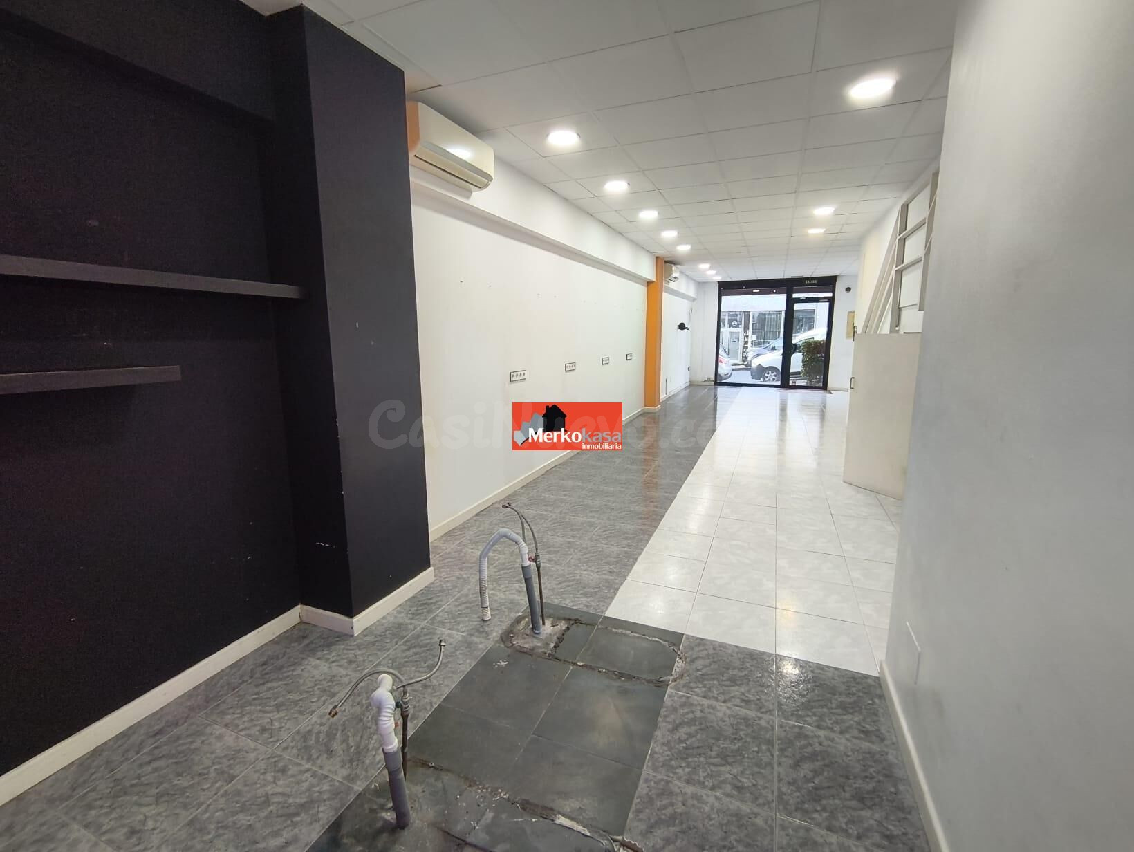 SE VENDE O SE ALQUILA LOCAL COMERCIAL CON ENTREPLANTA CERCA  - foto 3