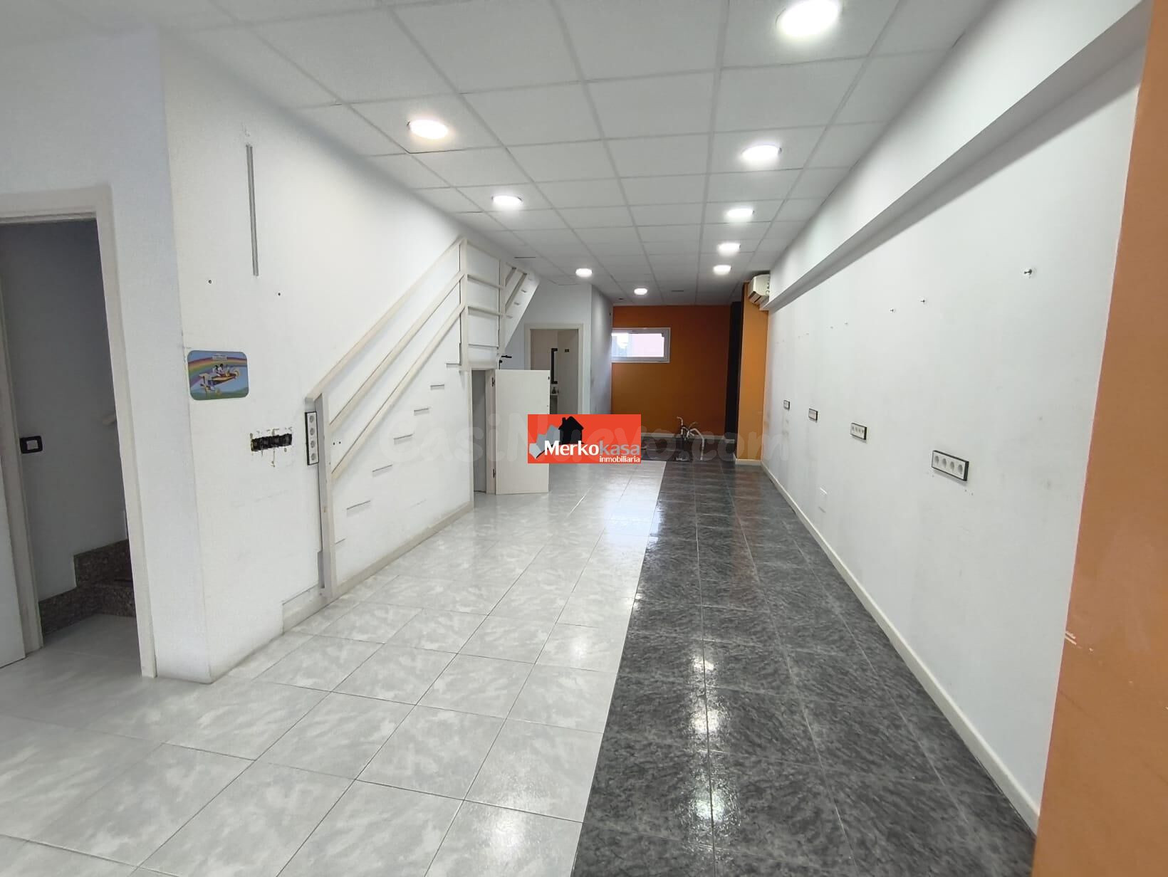 SE VENDE O SE ALQUILA LOCAL COMERCIAL CON ENTREPLANTA CERCA  - foto 4