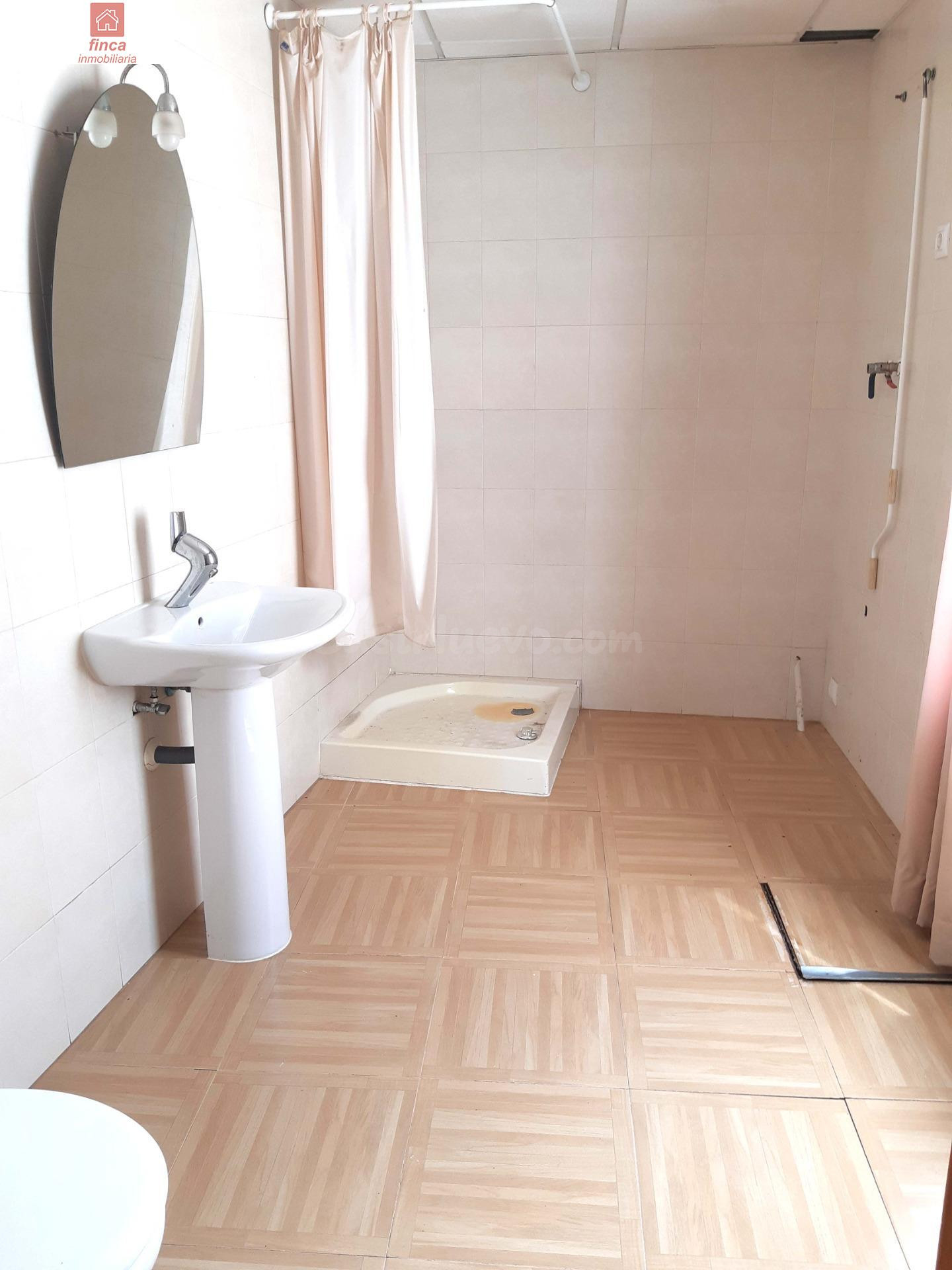 VENTA EN MONTIJO LOCAL COMERCIAL, ZONA CENTRO DE MUCHO DE PA - foto 4