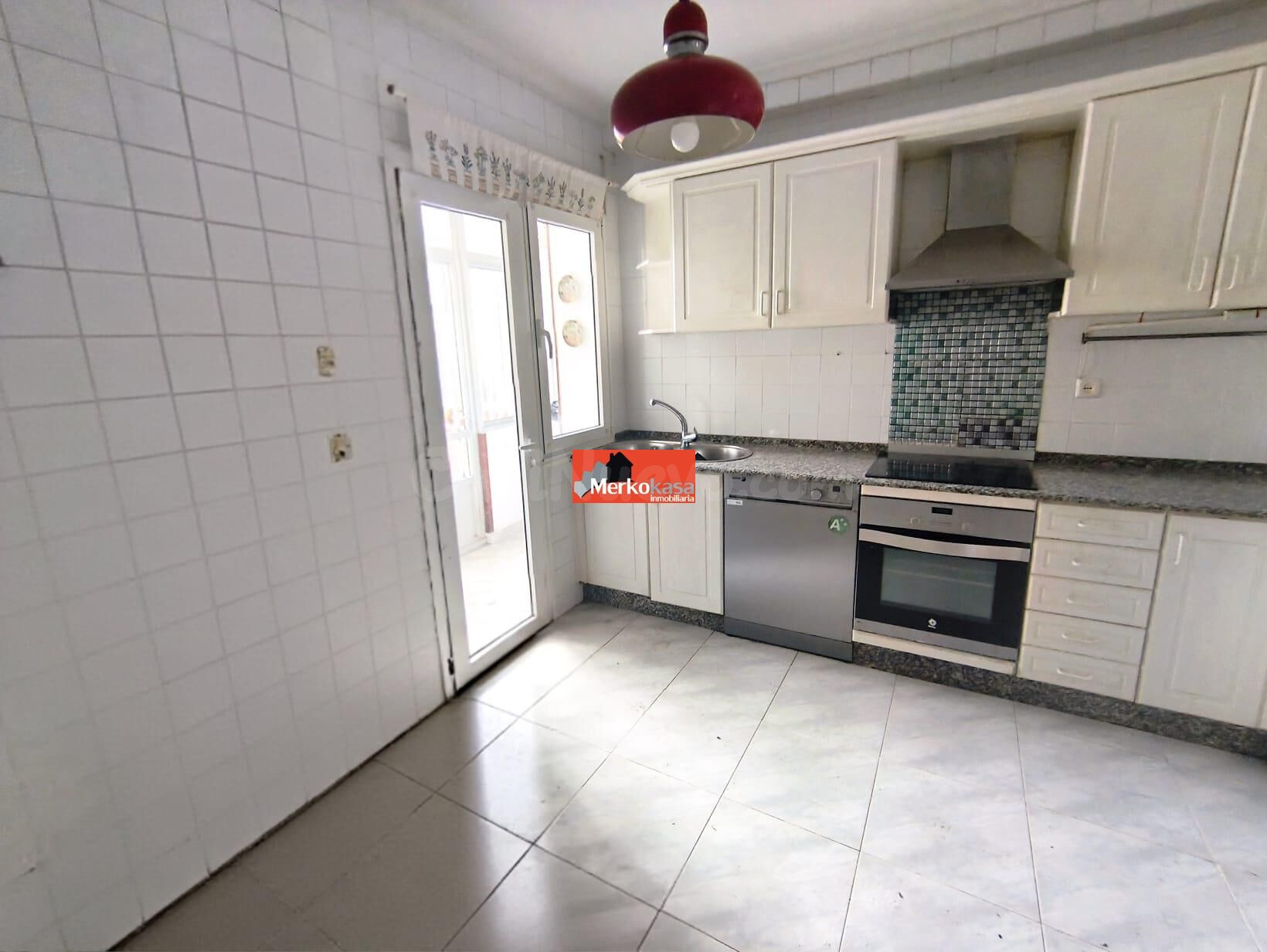SE VENDE PISO LUMINOSO Y AMPLIO SIN AMUEBLAR EN RONDA MERCEDES