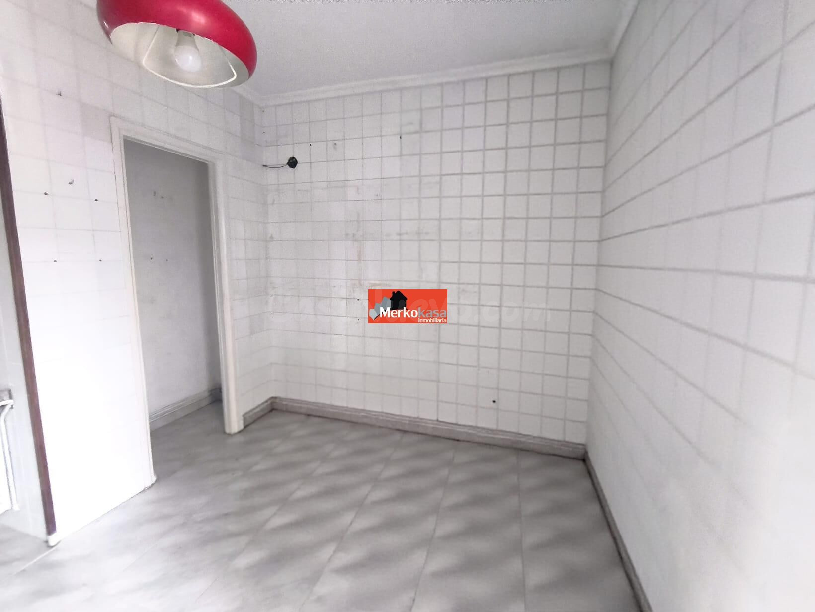 SE VENDE PISO LUMINOSO Y AMPLIO SIN AMUEBLAR EN RONDA MERCEDES - foto 2