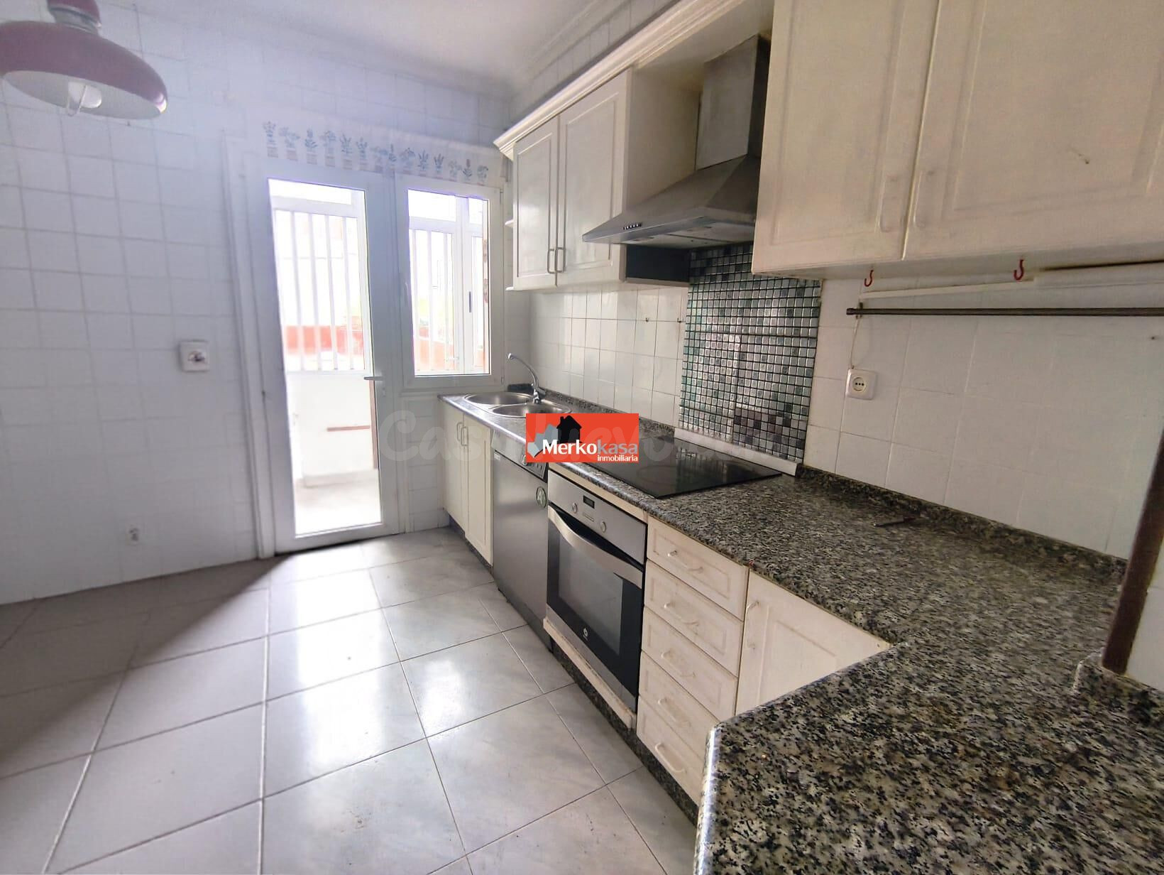 SE VENDE PISO LUMINOSO Y AMPLIO SIN AMUEBLAR EN RONDA MERCEDES - foto 4