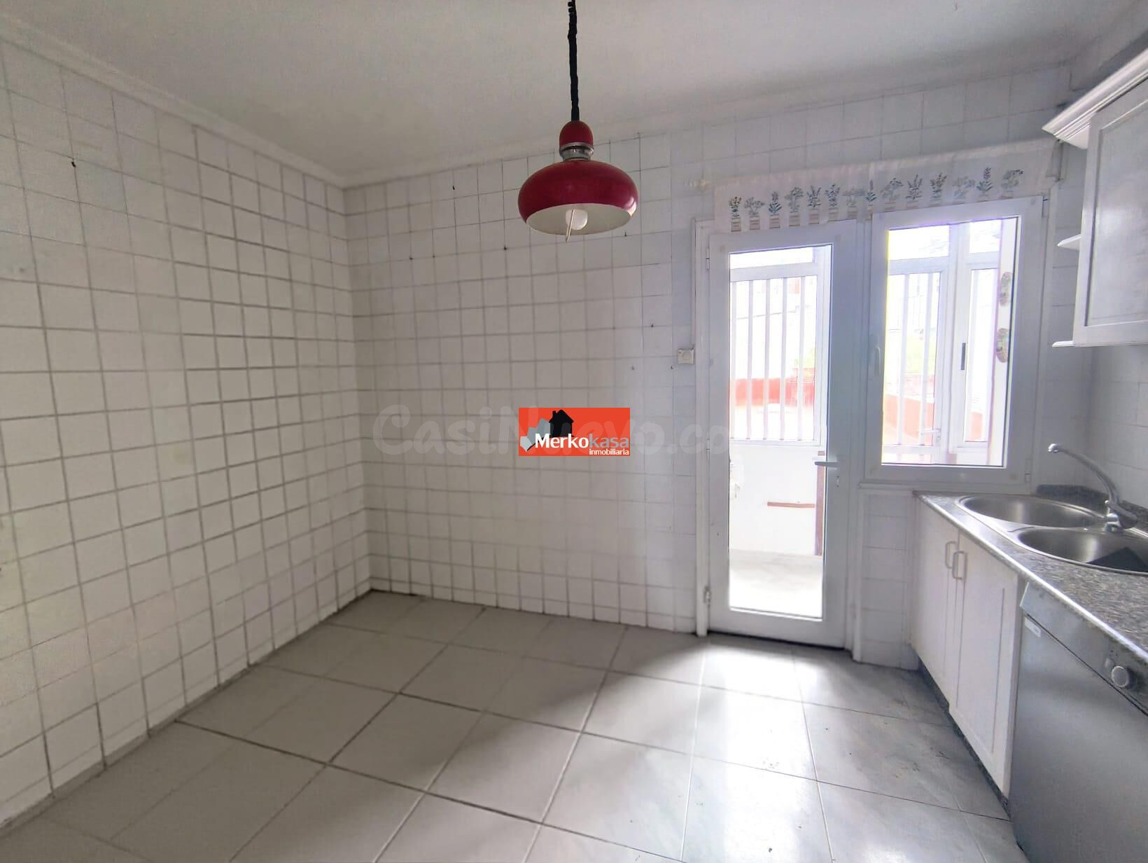 SE VENDE PISO LUMINOSO Y AMPLIO SIN AMUEBLAR EN RONDA MERCEDES - foto 5