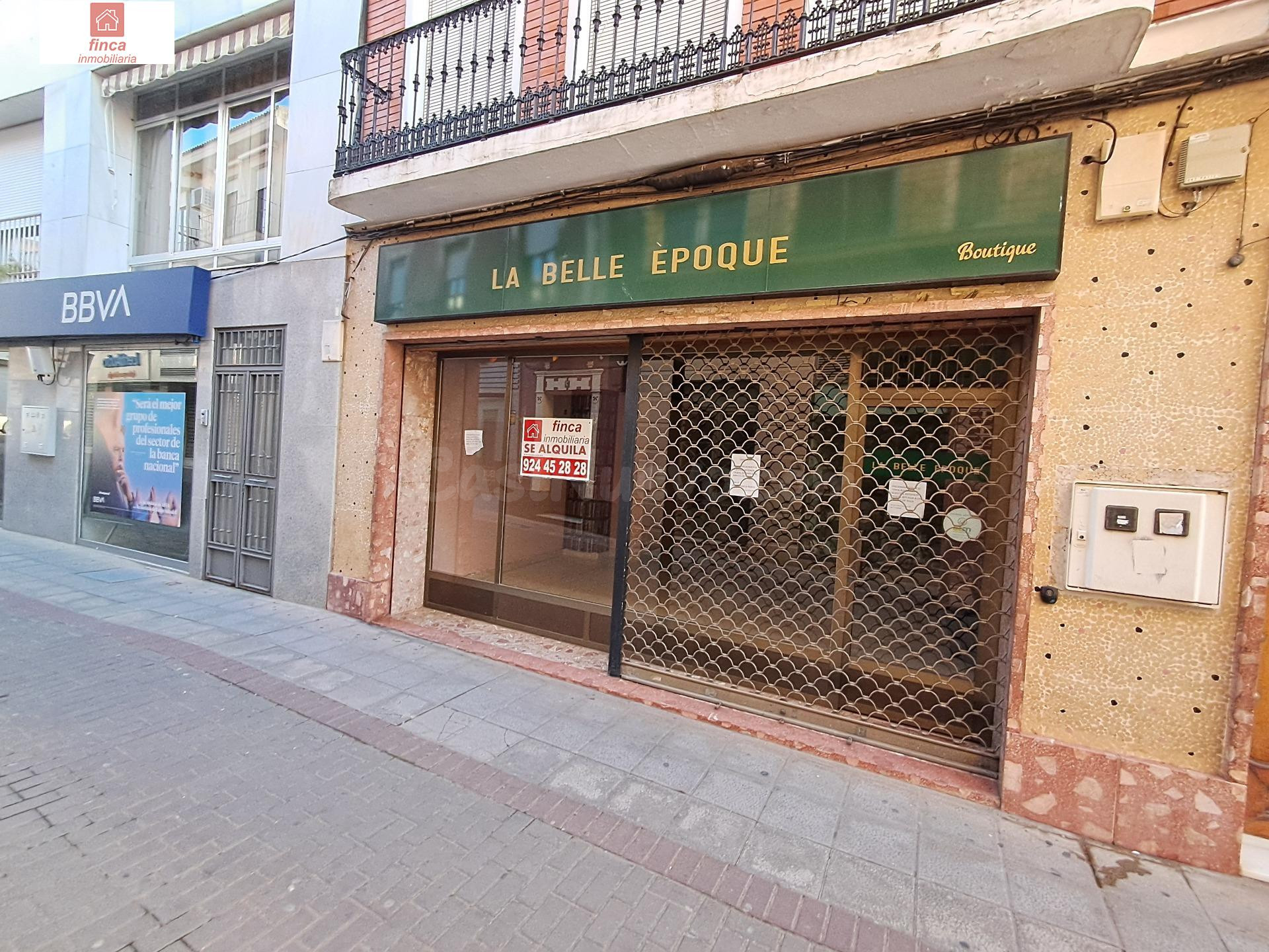 MONTIJO, LOCAL COMERCIAL EN EL CENTRO CON SOTANO Y REJA DE SEGURIDAD