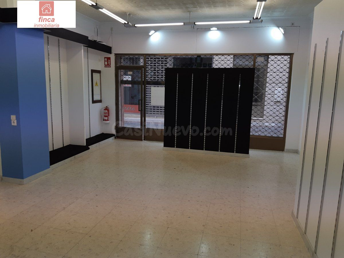 MONTIJO, LOCAL COMERCIAL EN EL CENTRO CON SOTANO Y REJA DE S - foto 2
