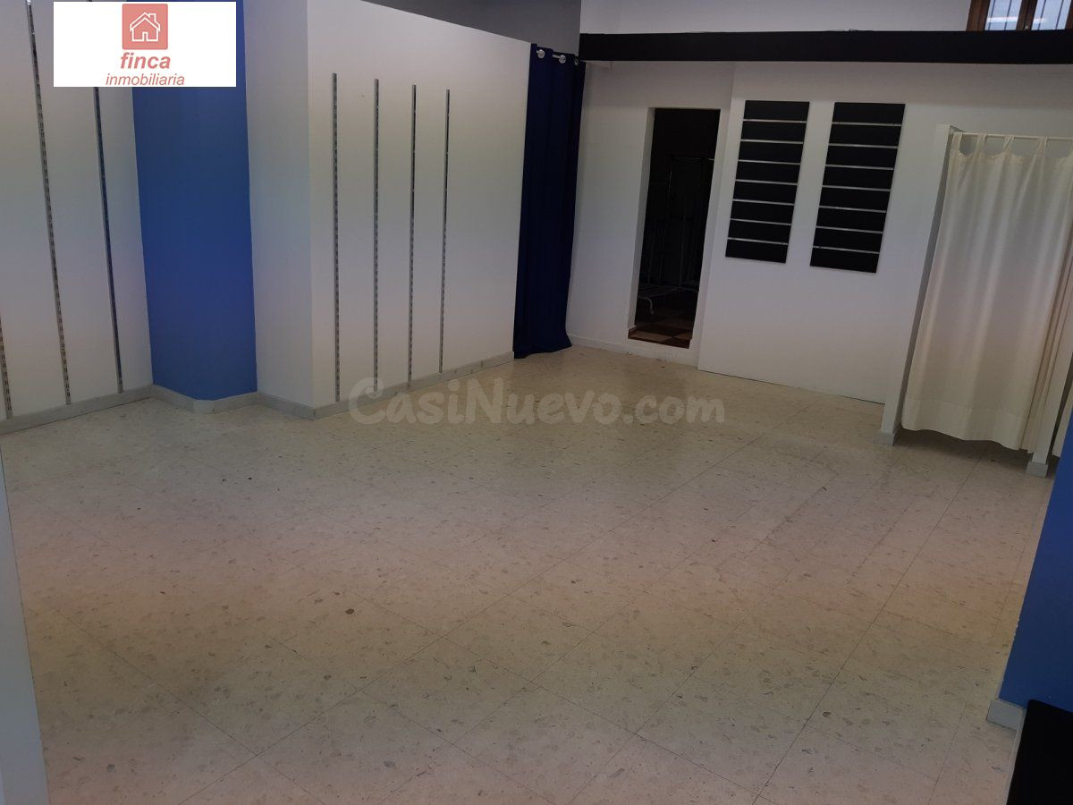 MONTIJO, LOCAL COMERCIAL EN EL CENTRO CON SOTANO Y REJA DE S - foto 3