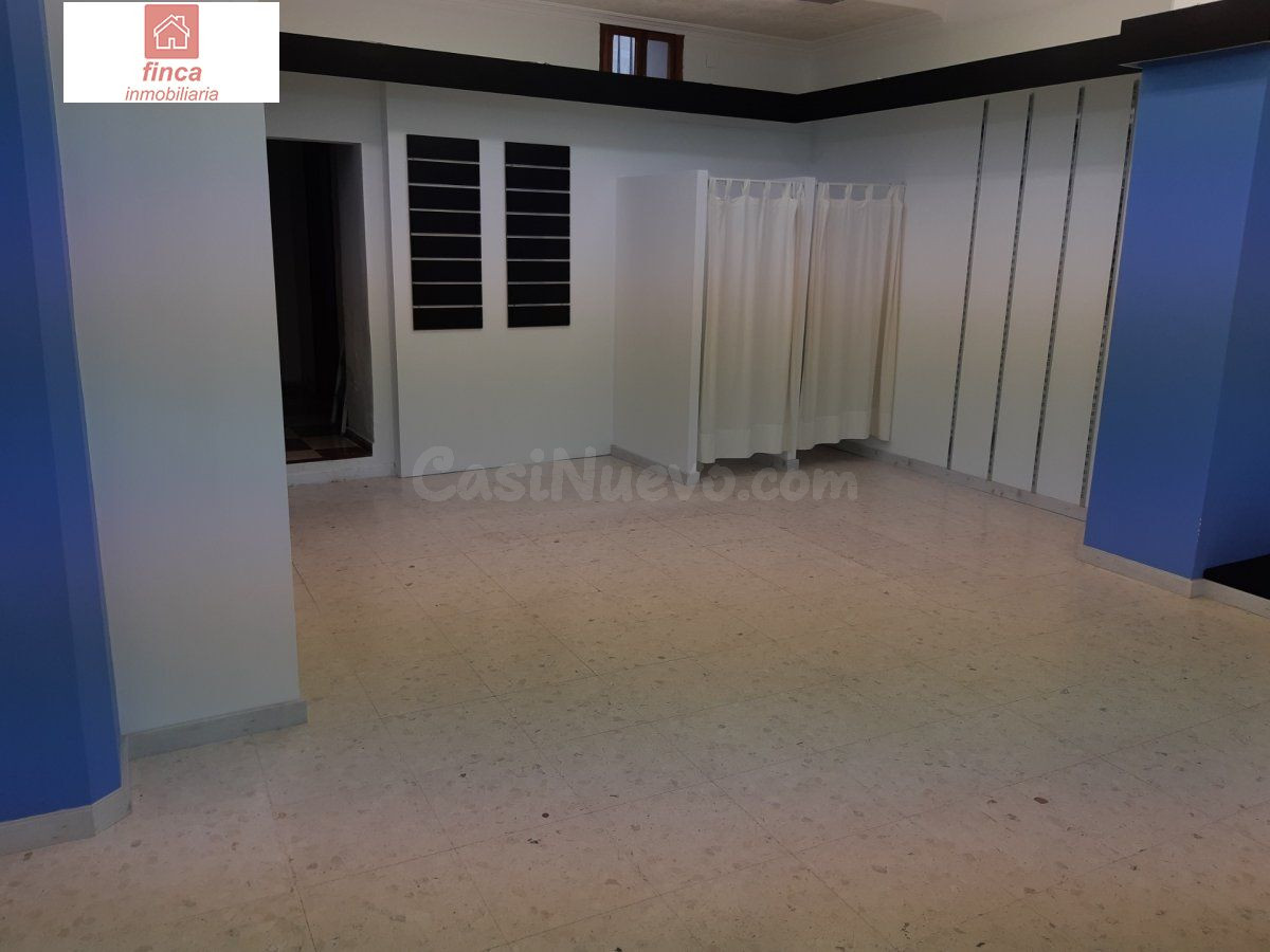 MONTIJO, LOCAL COMERCIAL EN EL CENTRO CON SOTANO Y REJA DE S - foto 5