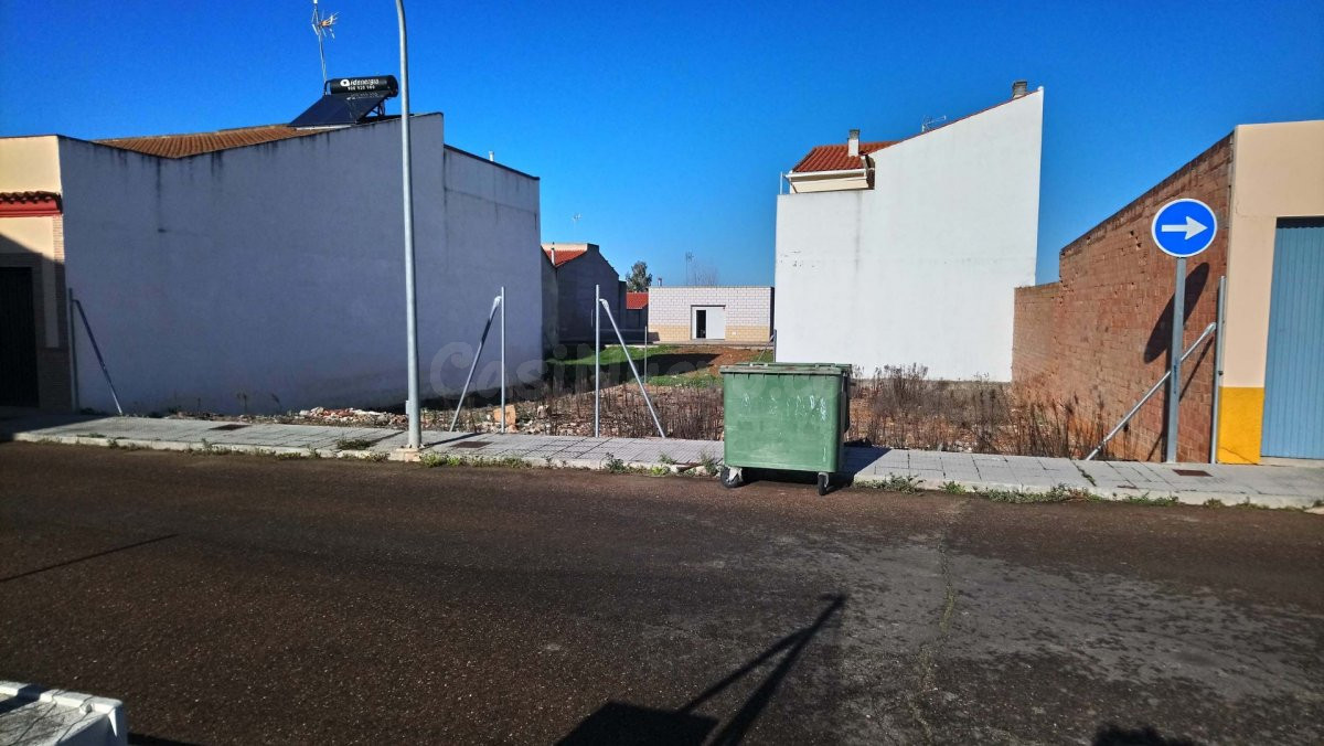 MONTIJO, SOLAR URBANO, CON ACOMETIDAS DE LUZ Y AGUA, ZONA RESIDENCIAL TRANQUILA
