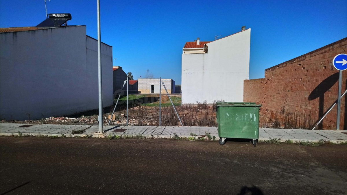 MONTIJO, SOLAR URBANO, CON ACOMETIDAS DE LUZ Y AGUA, ZONA RE - foto 2