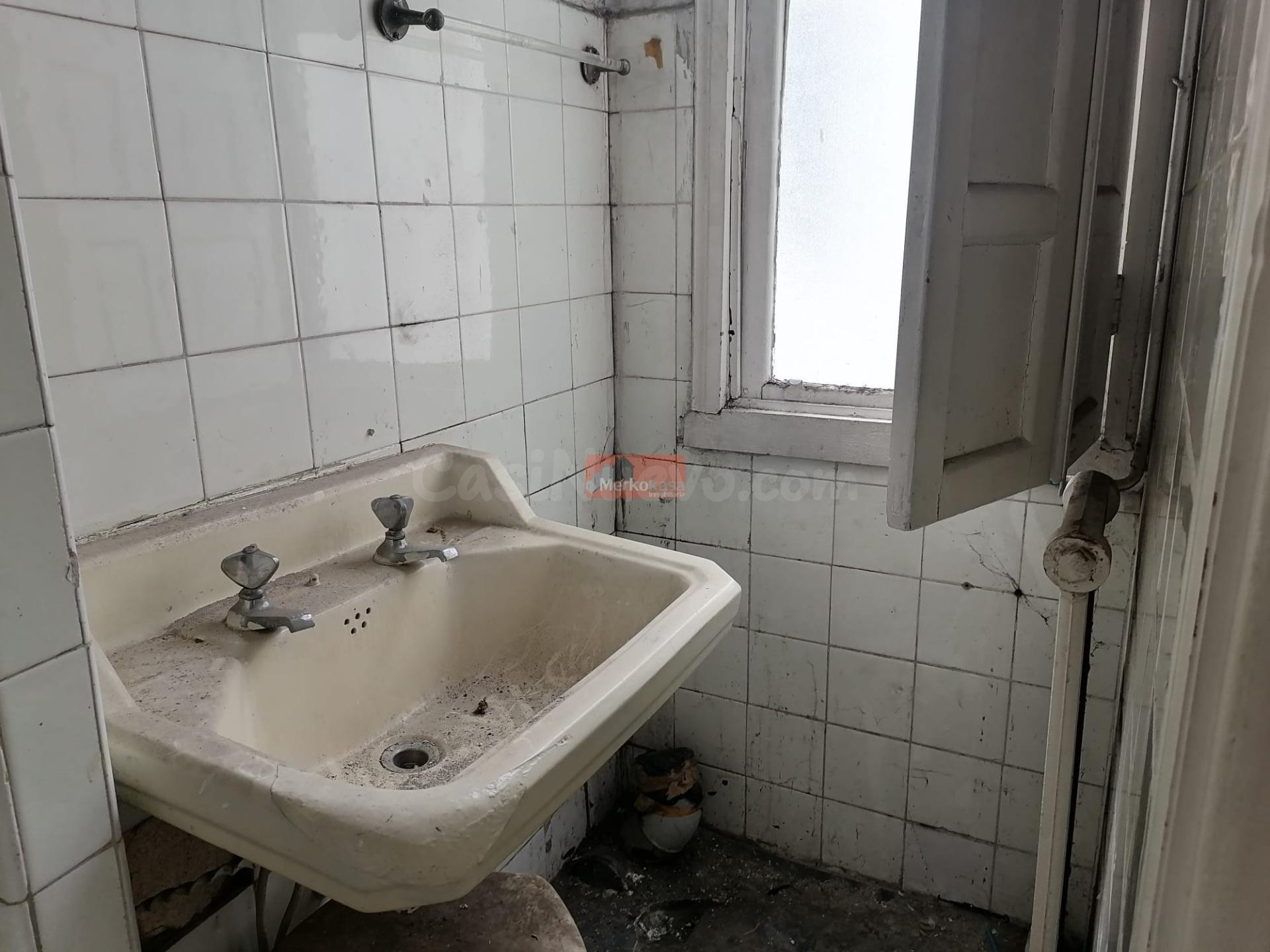 SE VENDE ÁTICO PARA REFORMAR PRÓXIMO AL CENTRO!!!! - foto 4