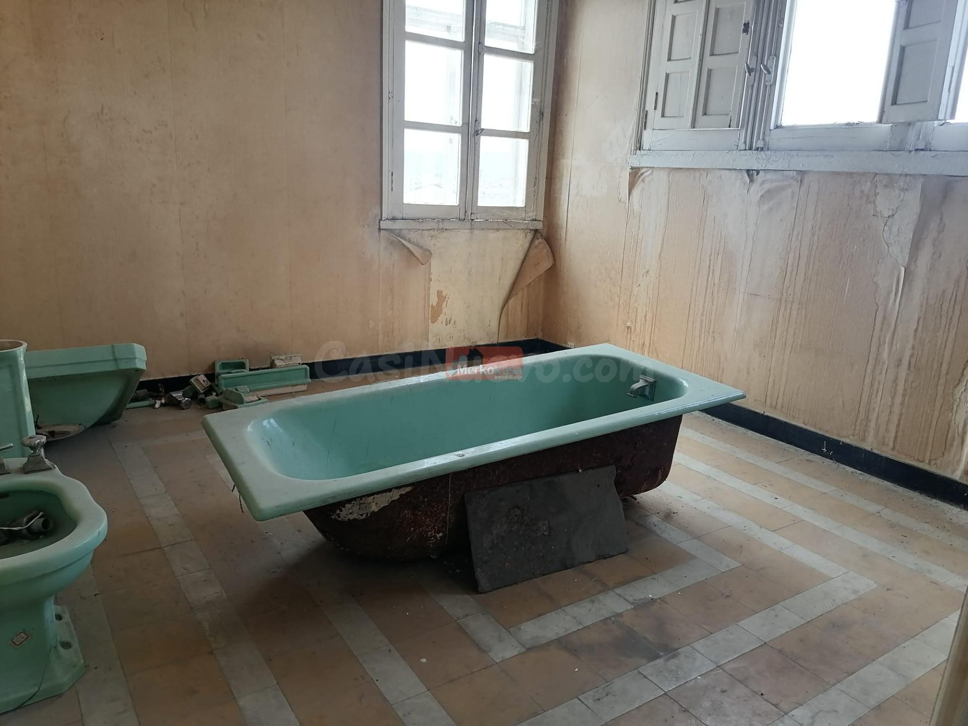 SE VENDE ÁTICO PARA REFORMAR PRÓXIMO AL CENTRO!!!! - foto 5