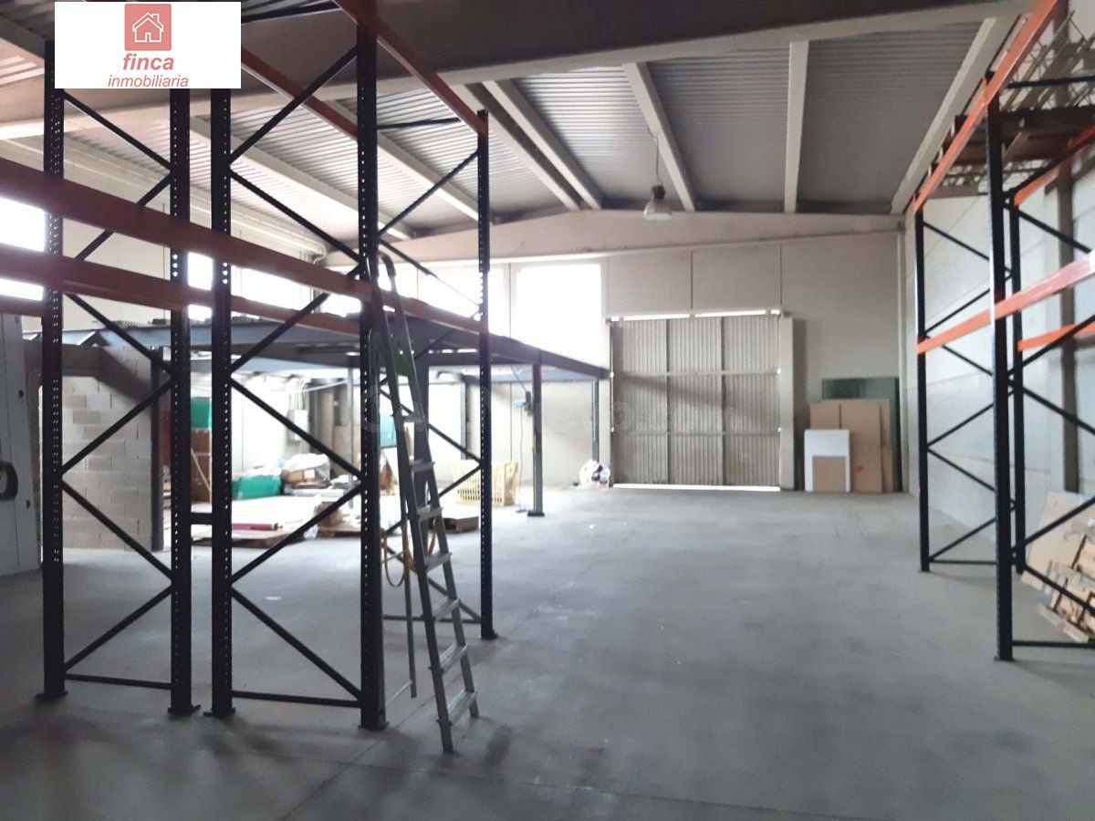 MONTIJO, NAVE ALQUILER POLIGONO, DOS ENTRADAS, PUERTAS ACCES - foto 2