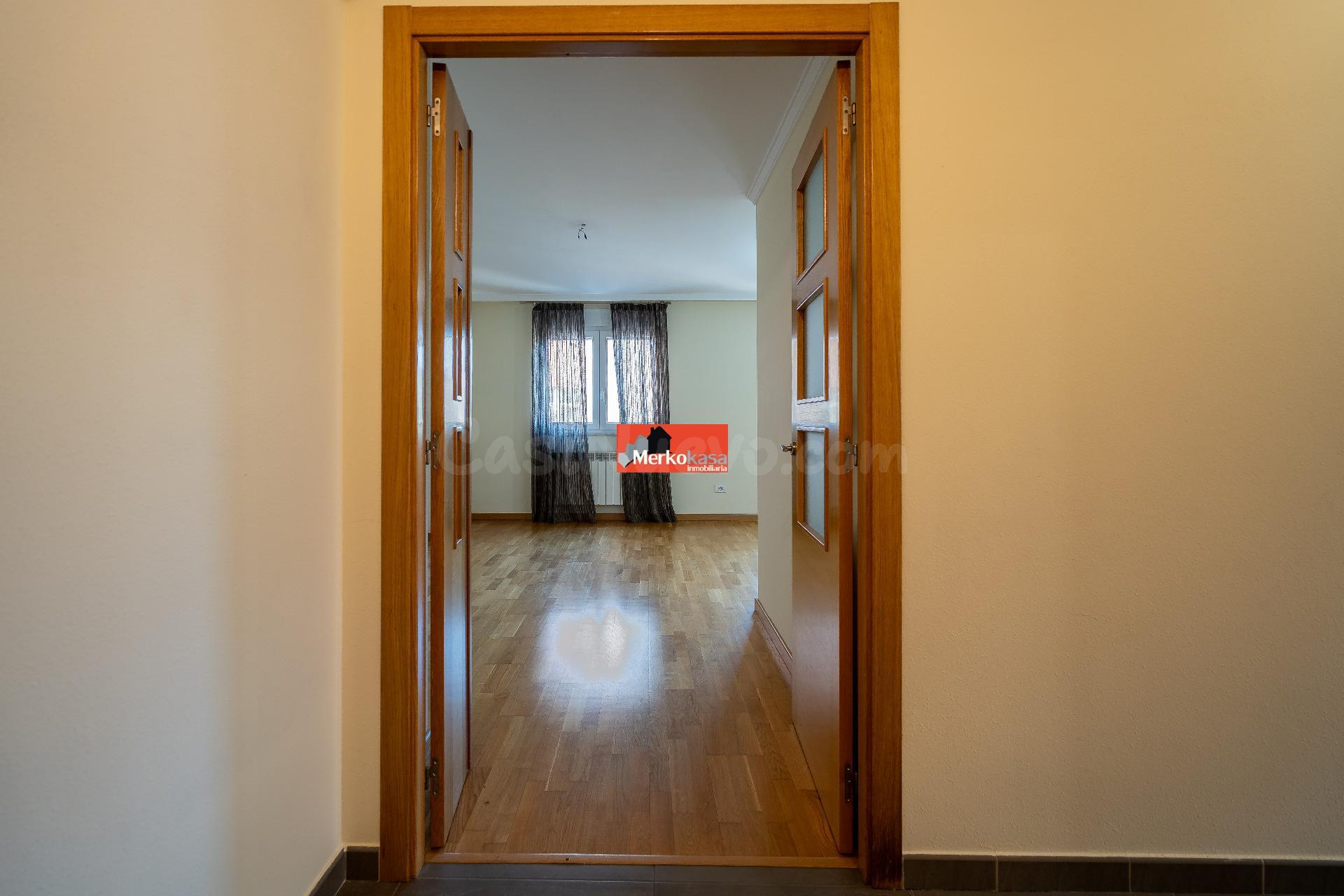 SE VENDE APARTAMENTO MUY LUMINOSO CERCA DEL CENTRO!!! - foto 3