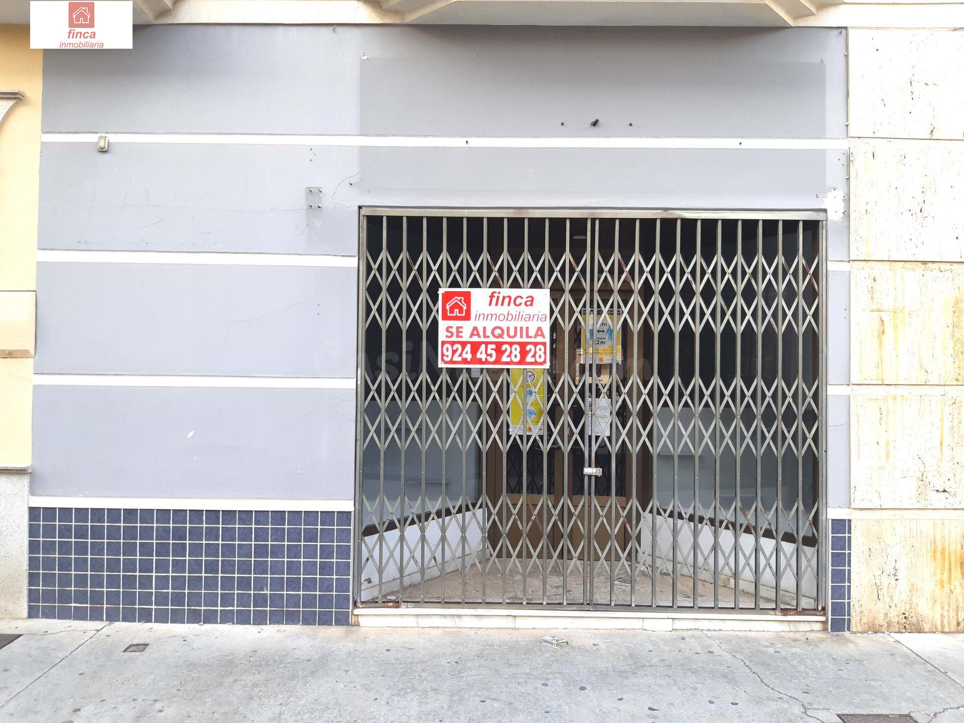 ALQUILER LOCAL COMERCIAL EN MONTIJO, PUERTA AUTOMATICA, ESCAPARATE, LUMINOSO, ZONA DE PASO