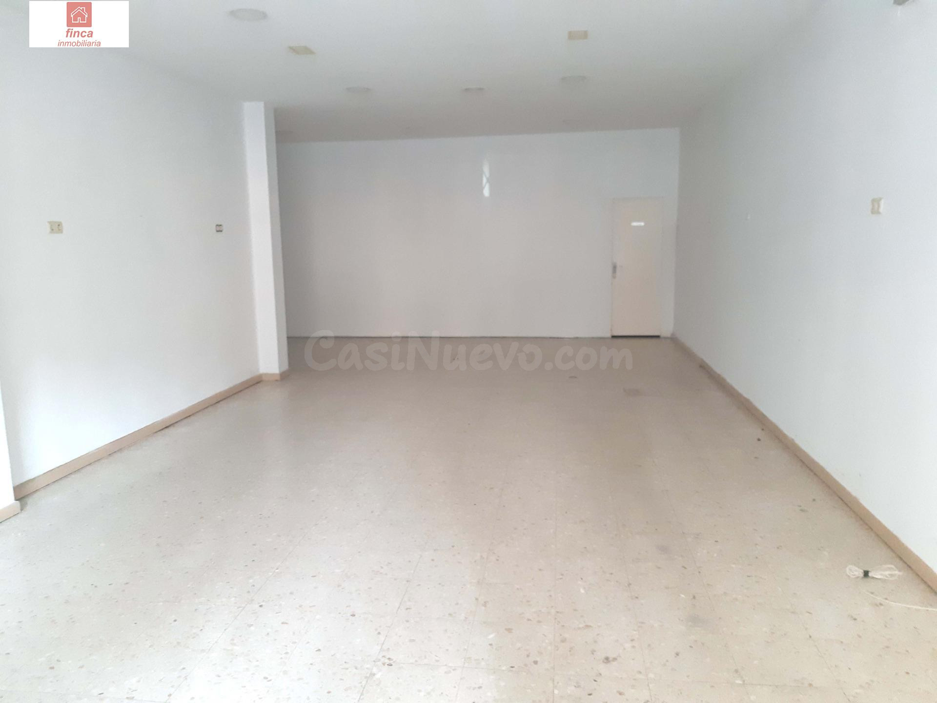 ALQUILER LOCAL COMERCIAL EN MONTIJO, PUERTA AUTOMATICA, ESCA - foto 3