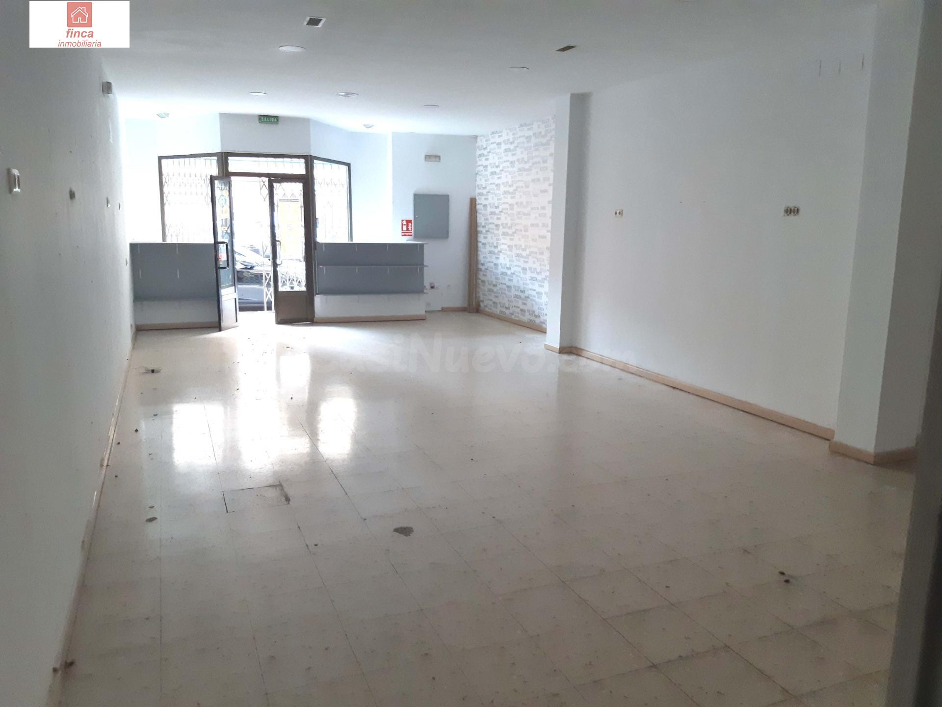 ALQUILER LOCAL COMERCIAL EN MONTIJO, PUERTA AUTOMATICA, ESCA - foto 4