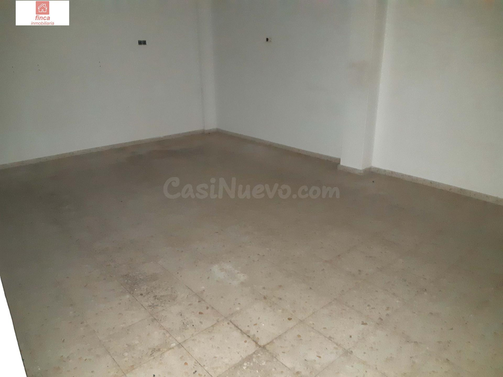 ALQUILER LOCAL COMERCIAL EN MONTIJO, PUERTA AUTOMATICA, ESCA - foto 5